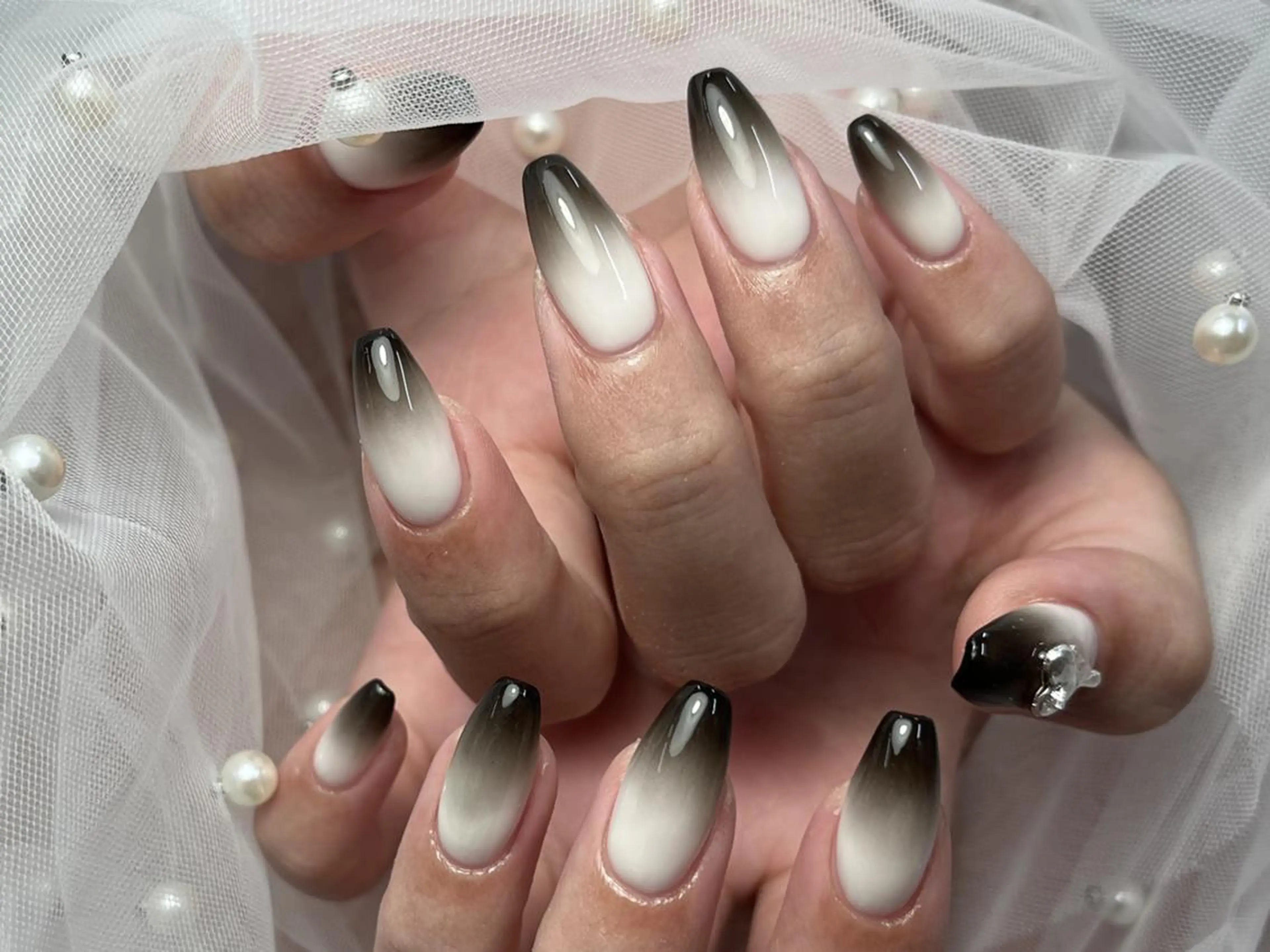 ネイル ゴージャス グラデーション シンプルネイル ストーンネイル ホワイト ハンドネイル ハンドケア ToliyDeliy Nail Salonのネイルデザイン