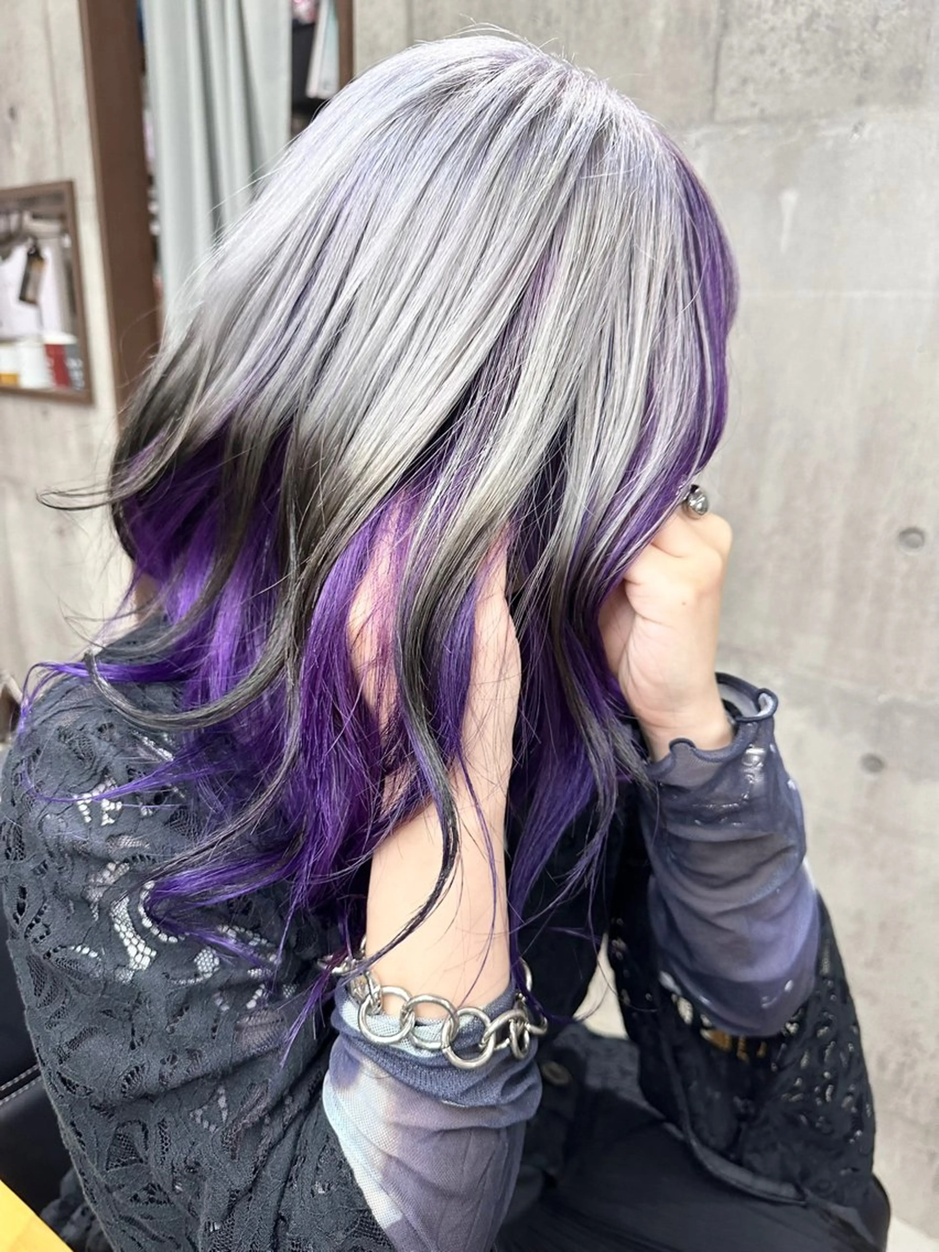 セミロング カラー デザインカラー シルバー バイオレットカラー ホワイトシルバー ヘアカラー トリートメント 名古屋のピンク好き かずくん🦩のヘアスタイル