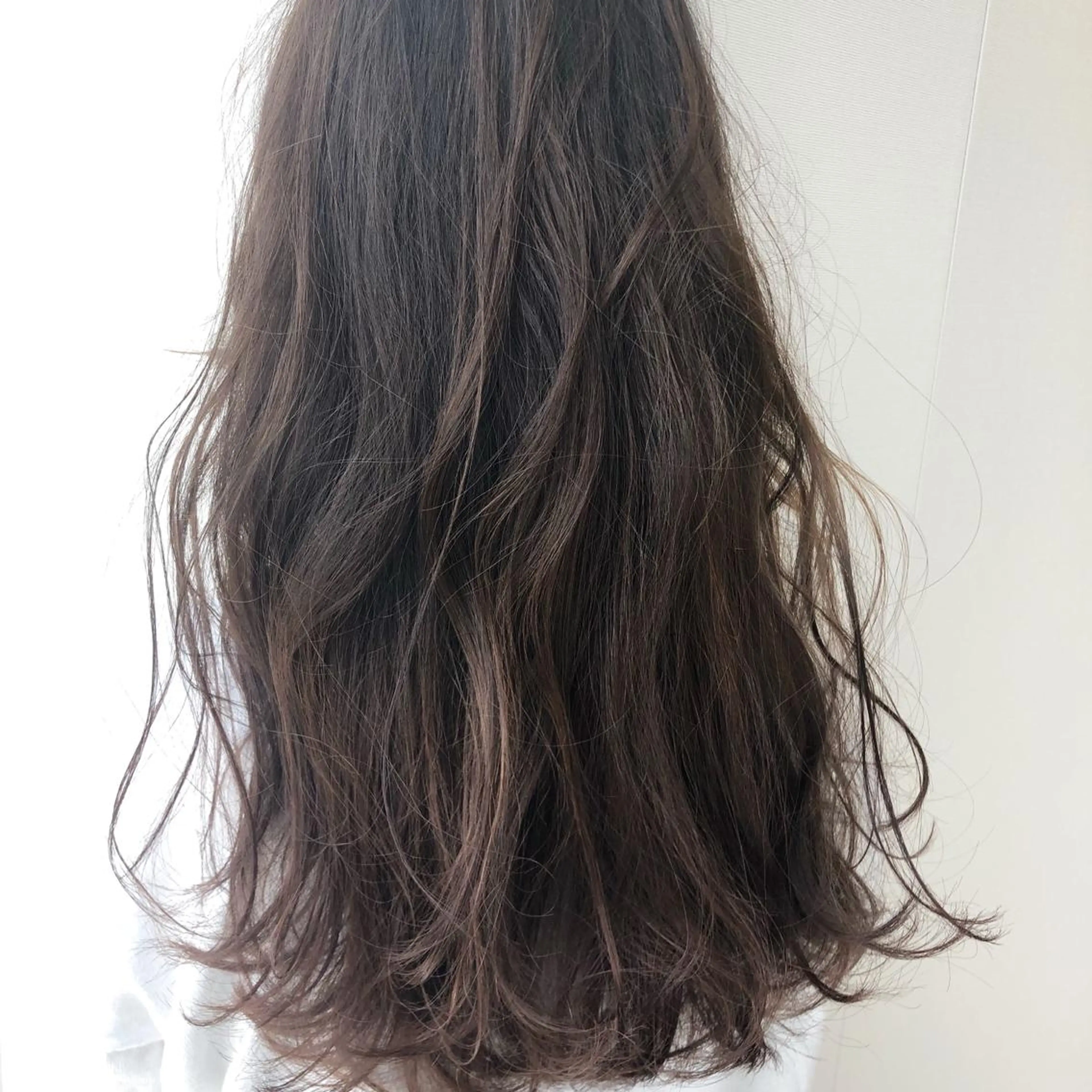 ロング カラー アディクシーカラー アッシュ バレイヤージュ 透明感カラー グラデーションカラー 三鷹で1番ショート ボブをカットする新谷のヘアスタイル