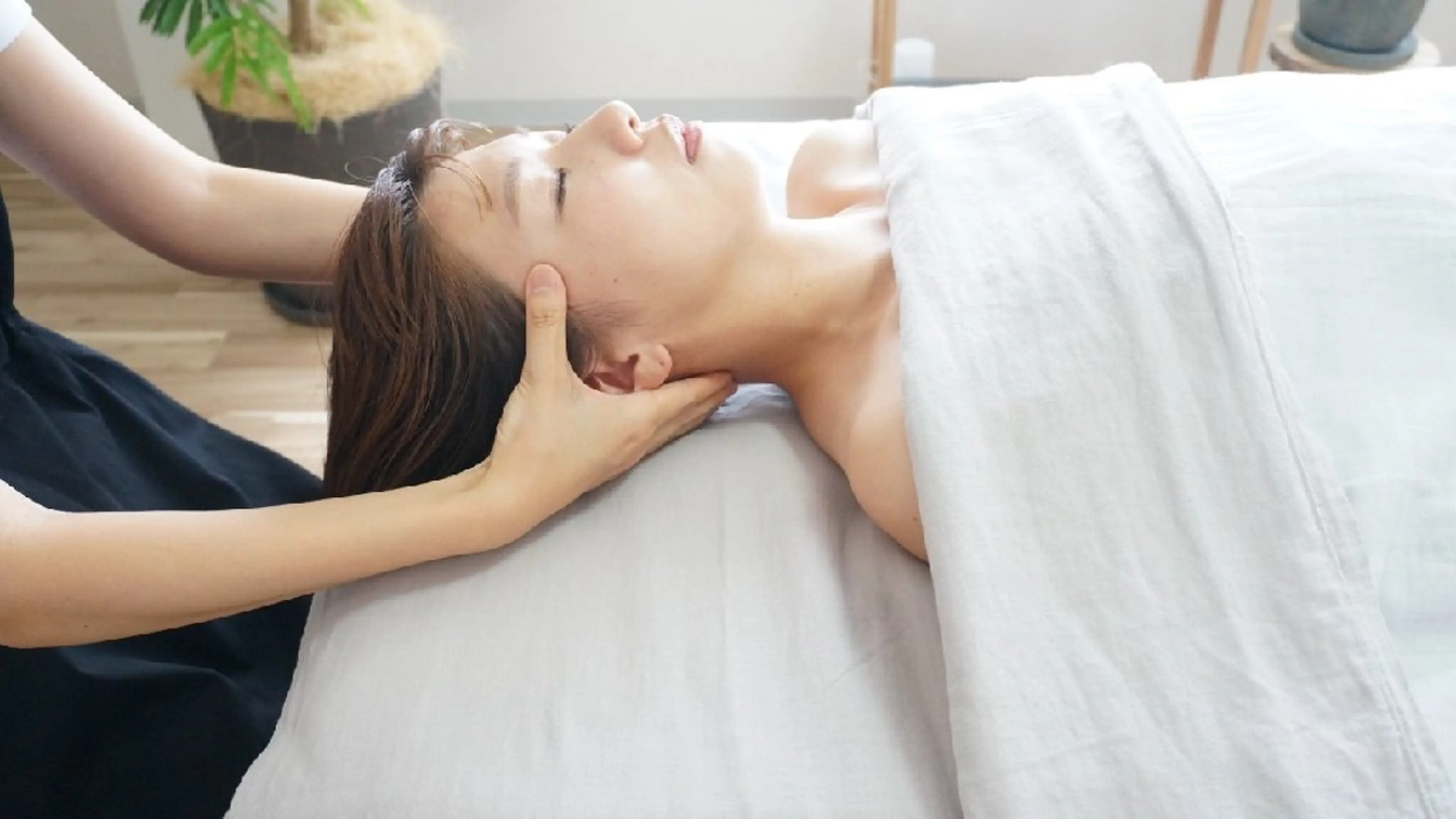 平日限定！ 小顔矯正×目元集中ケアの写真