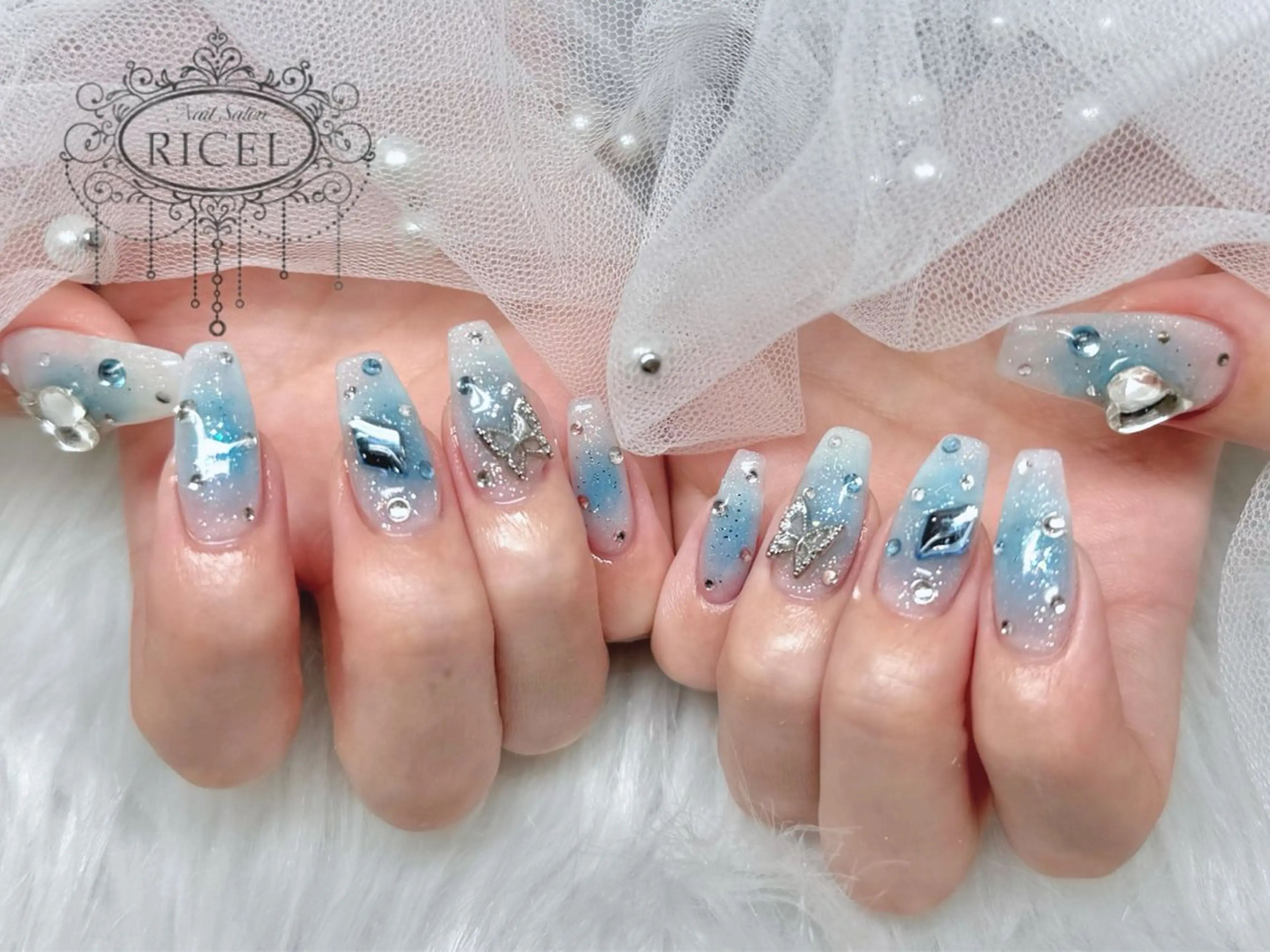 ネイル ブルー チークネイル ラメ(グリッター) 水色 ハンドネイル KANNA 💚のネイルデザイン