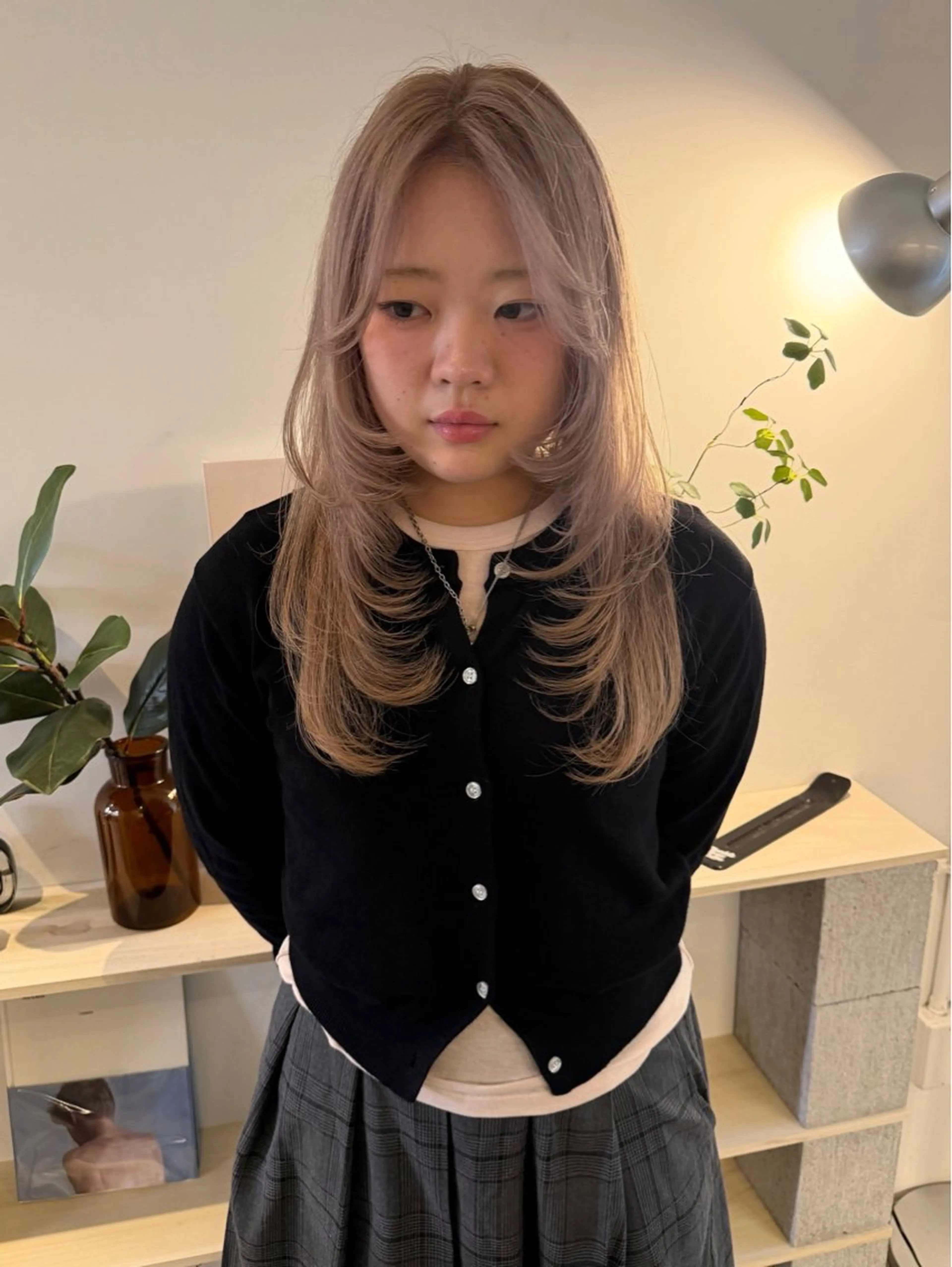 セミロング カラー ベージュカラー ブリーチ ブロンド ケアブリーチ ハイトーンカラー カット ヘアカラー トリートメント MIU/ルーツカラー 顔まわりレイヤーのヘアスタイル
