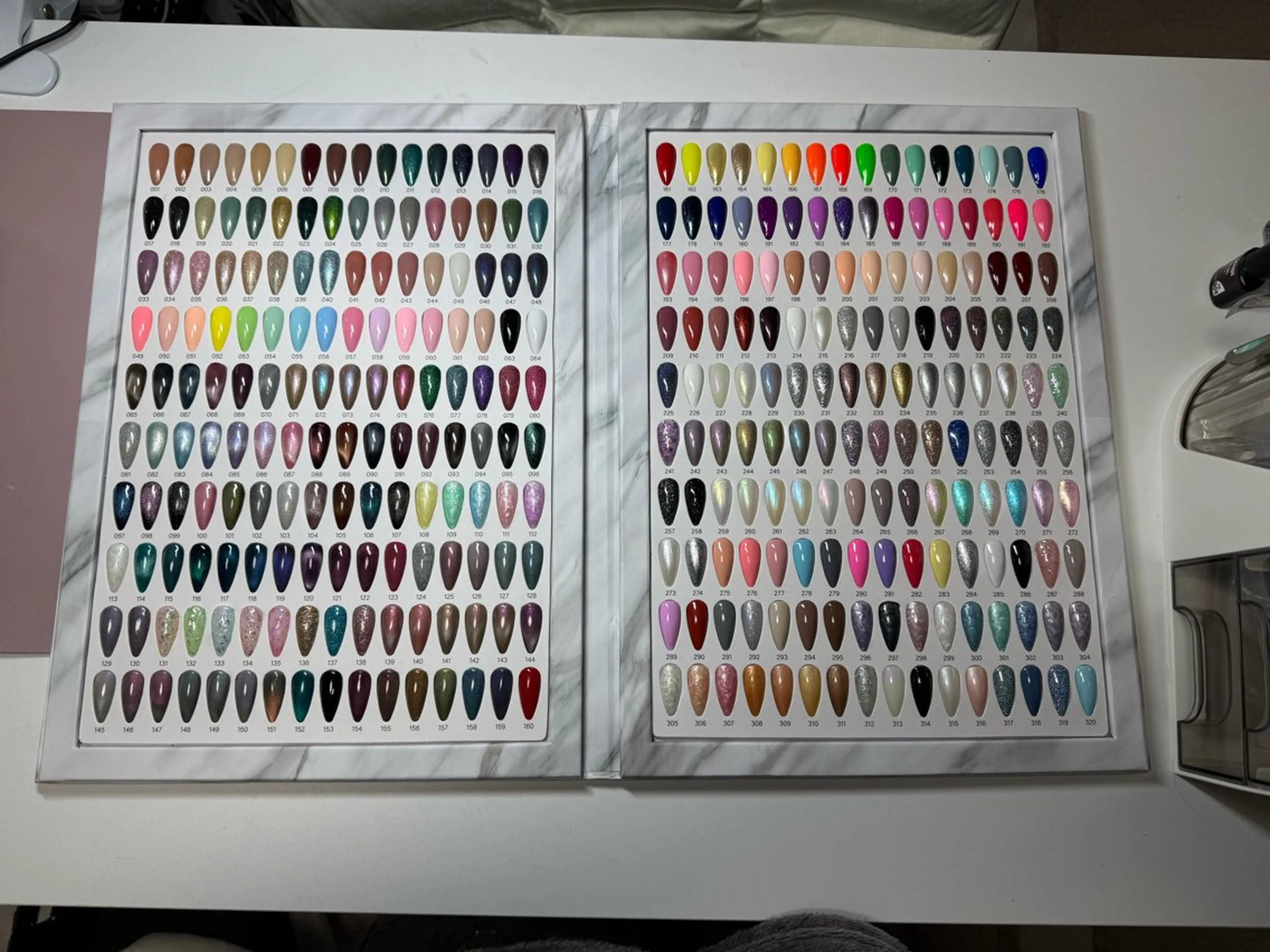 ネイル Glitter Nailのネイルデザイン