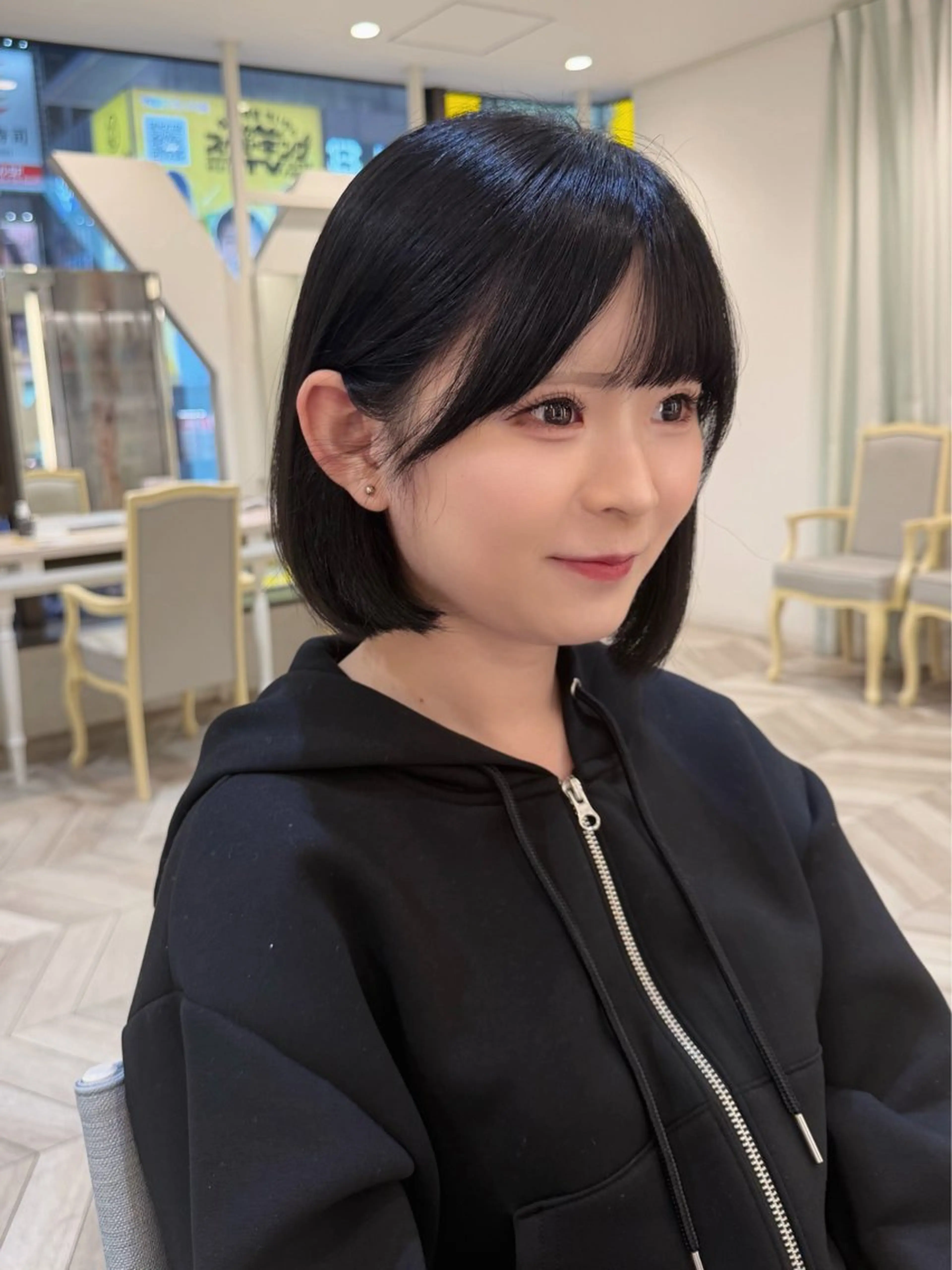 ショート カラー 黒髪 透明感カラー イルミナカラー ナチュラルブラック ボブ カット ヘアカラー トリートメント 小顔レイヤー/ ベージュ🤍Rieのヘアスタイル