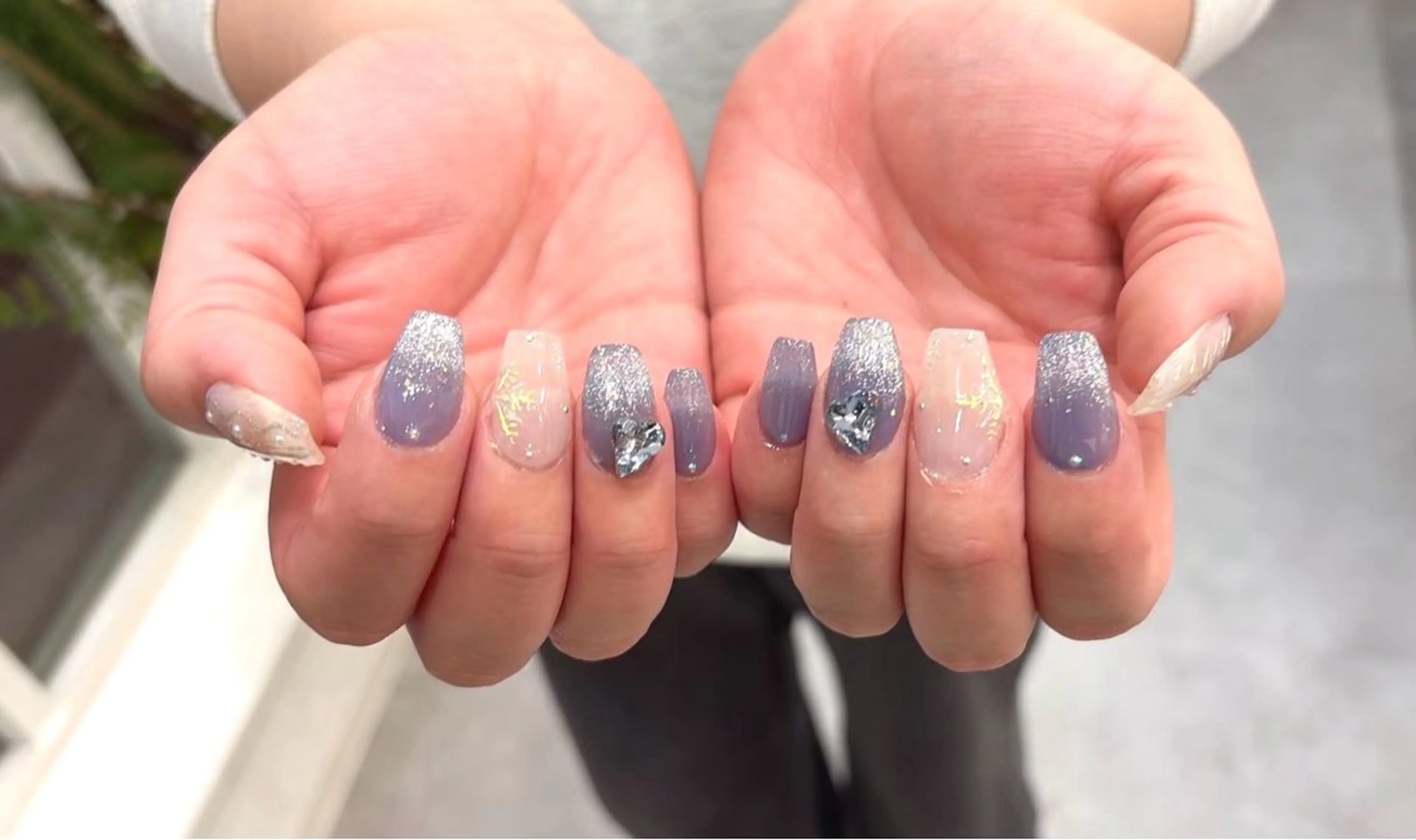 ネイル ブルー キラキラネイル ラメ(グリッター) ラメグラデーション ニュアンスネイル ハンドネイル REGINA ネイルまつげエステの眉毛・アイブロウイメージ