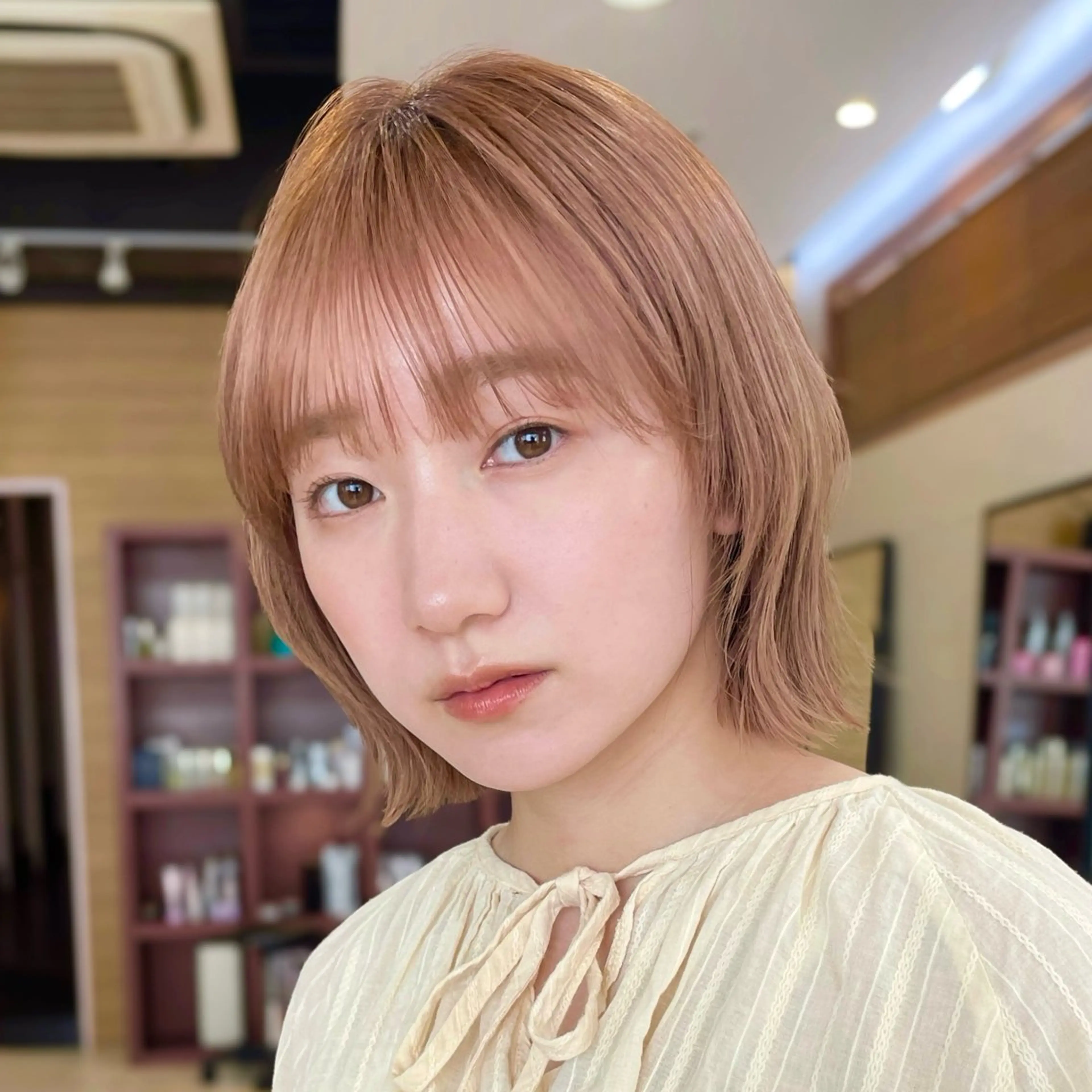 ショート カラー ボブレイヤー ベージュカラー ボブ レイヤーカット ヘアカラー トリートメント 顔まわり🥨レイヤー /透明感/水口舞奈のヘアスタイル