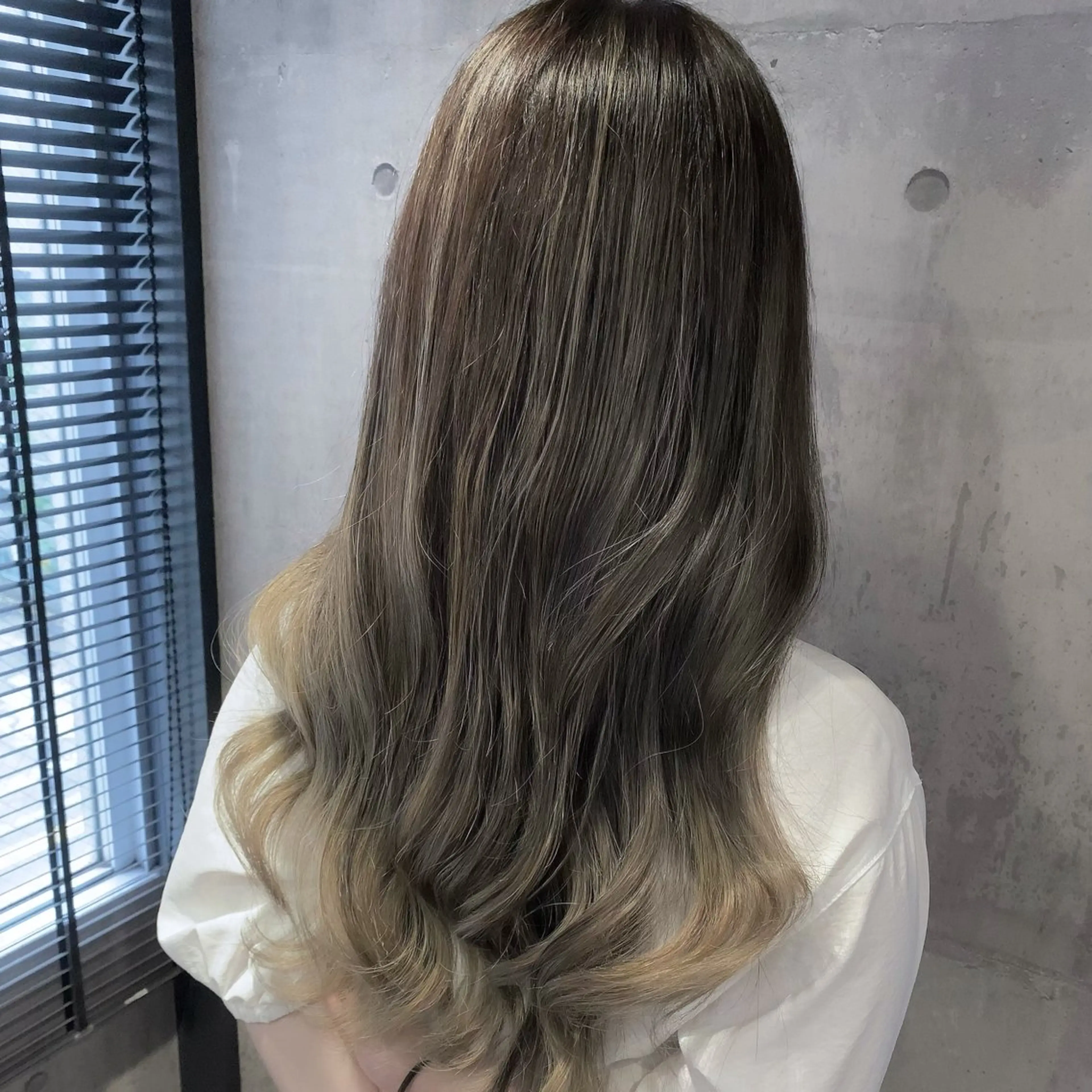 ロング カラー バレイヤージュ ベージュカラー ミルクティーベージュ レイヤーカット ヘアフラッグ西葛西店所属・デザインカラー⭐️ Yamauchiのヘアスタイル
