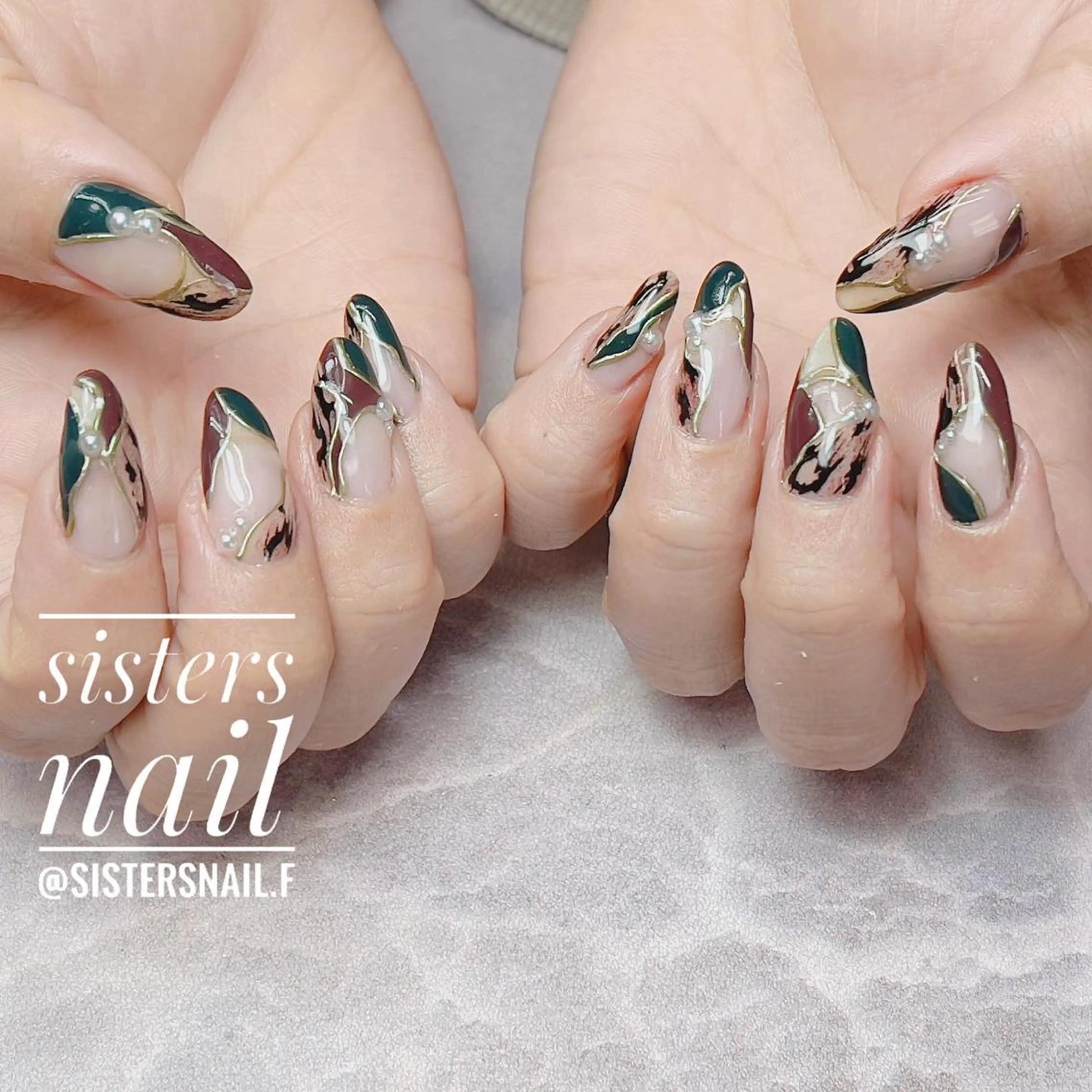 ネイル アニマル柄 アートネイル グリーン ニュアンスネイル 冬ネイル sisters nail.fのネイルデザイン