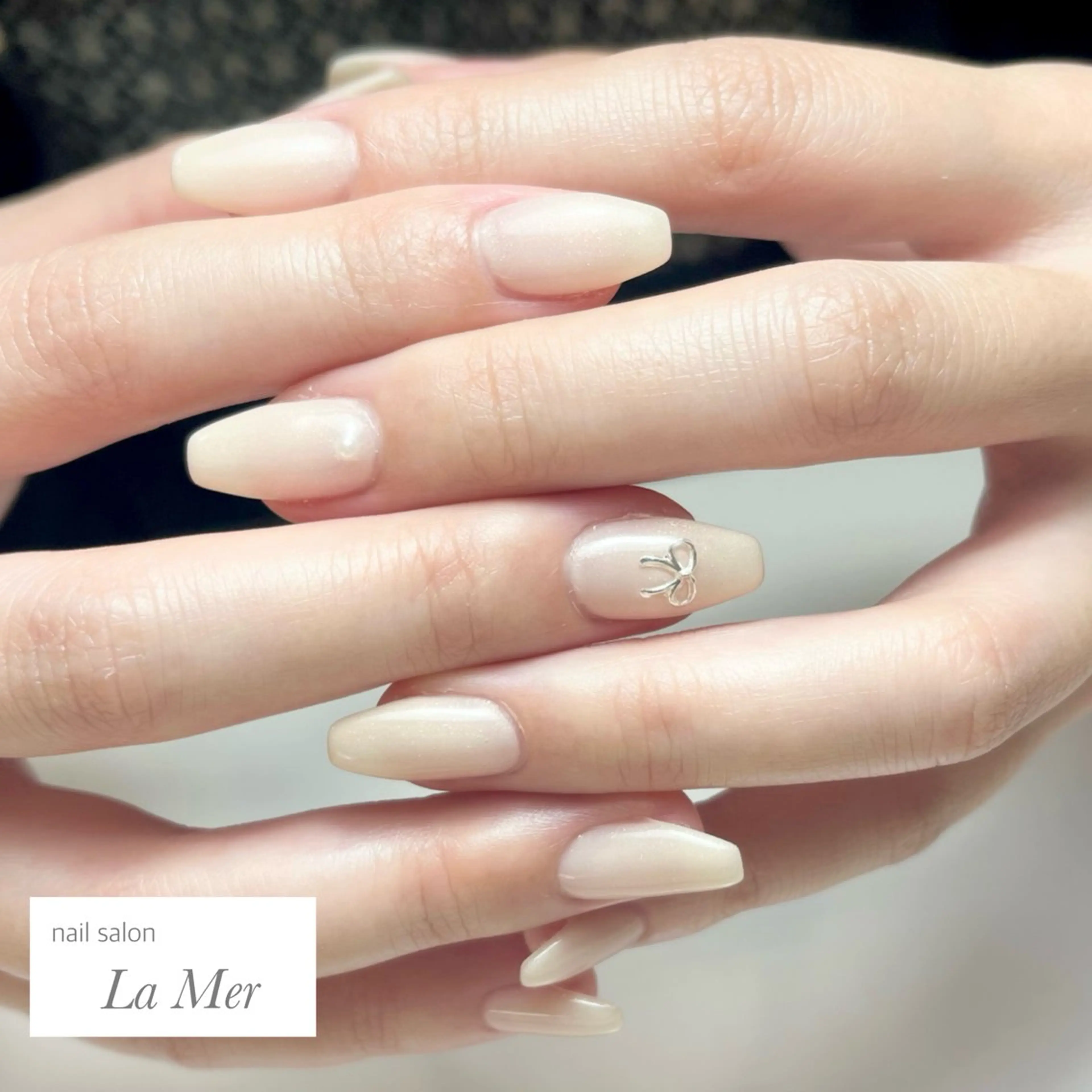 ネイル ラメ(グリッター) オフィスネイル ワンカラーネイル リボン ホワイト nailsalon La Merのネイルデザイン