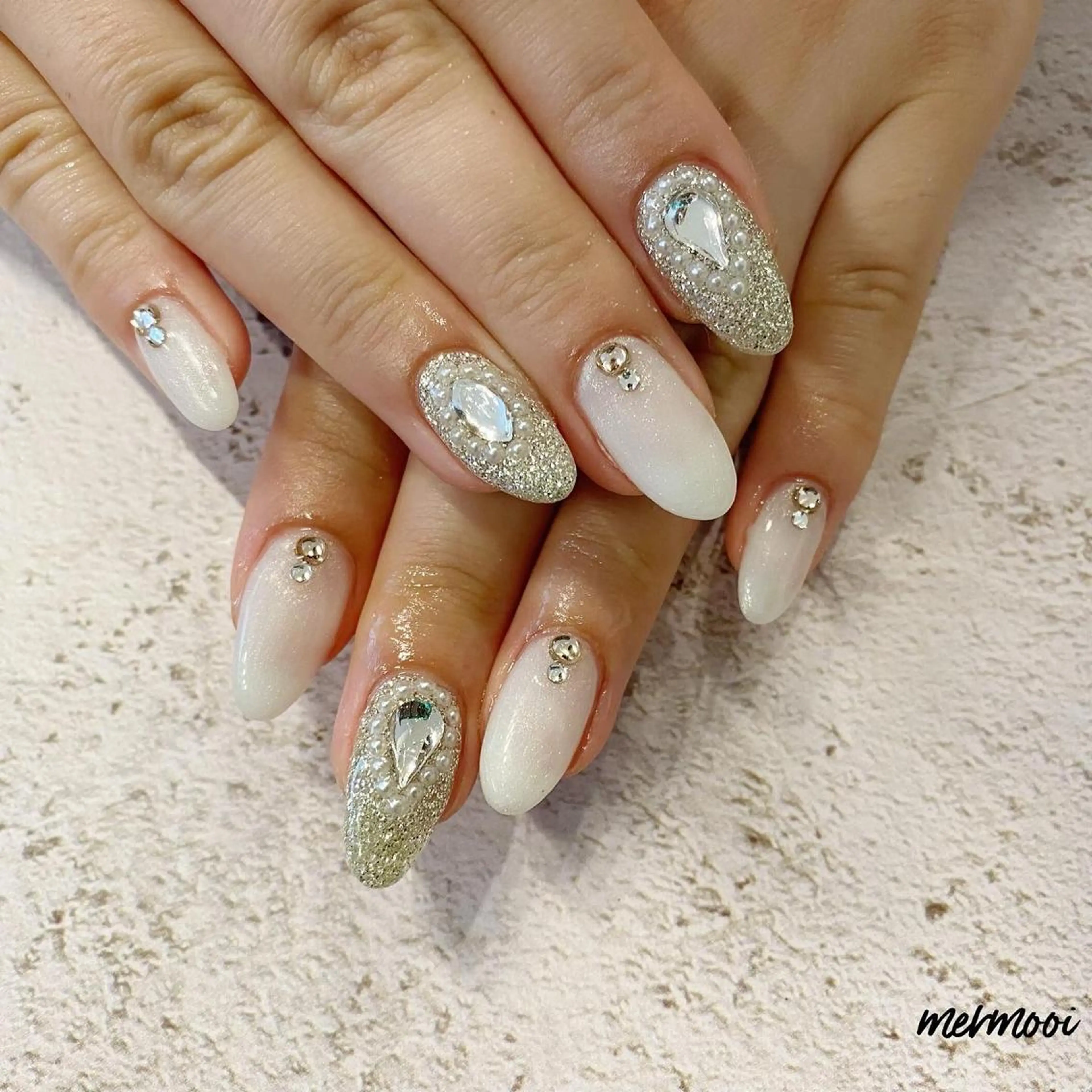 ネイル キラキラネイル 韓国ネイル ニュアンスネイル スカルプネイル ホワイト ハンドネイル melumooi nailのネイルデザイン