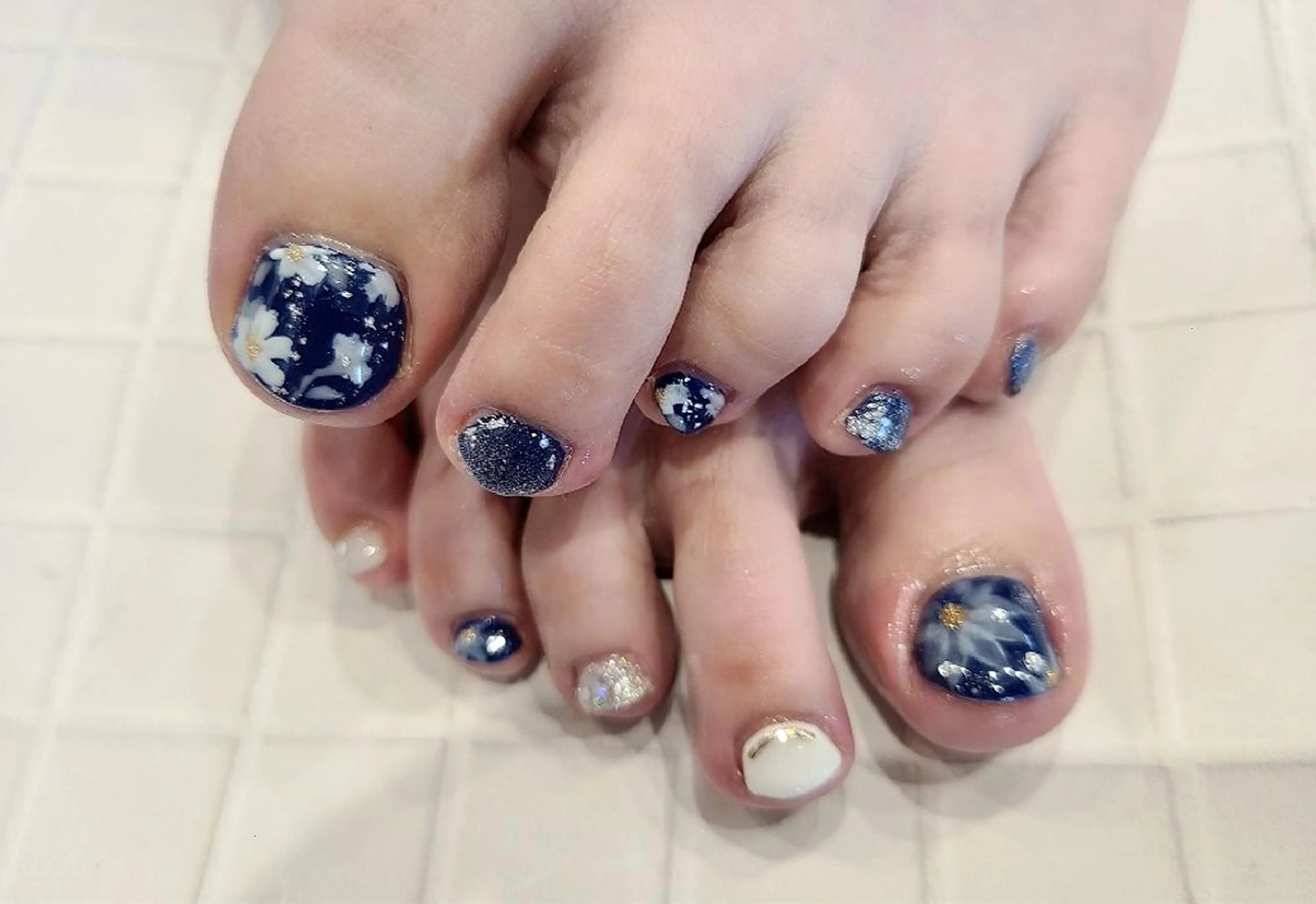 ネイル フラワーネイル ネイビー ホワイト フットネイル 関口 友菜のヘアスタイル