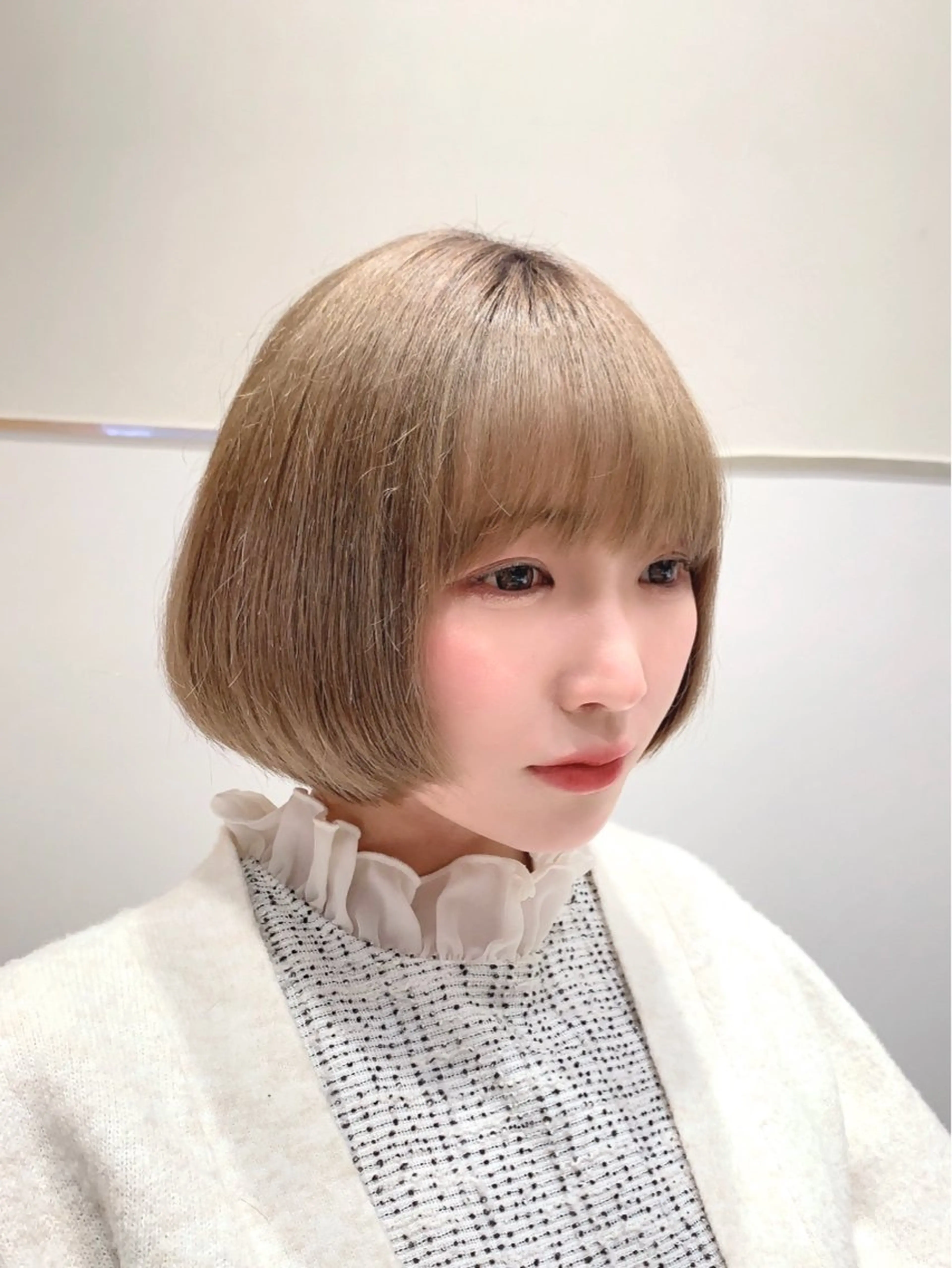 ショート カラー ベージュカラー ブリーチ ケアブリーチ ダブルカラー ハイトーンカラー カット ヘアカラー トリートメント ヘッドスパ ヘアセット 韓国ヘア/レイヤー/ 顔まわり/りょーとのヘアスタイル