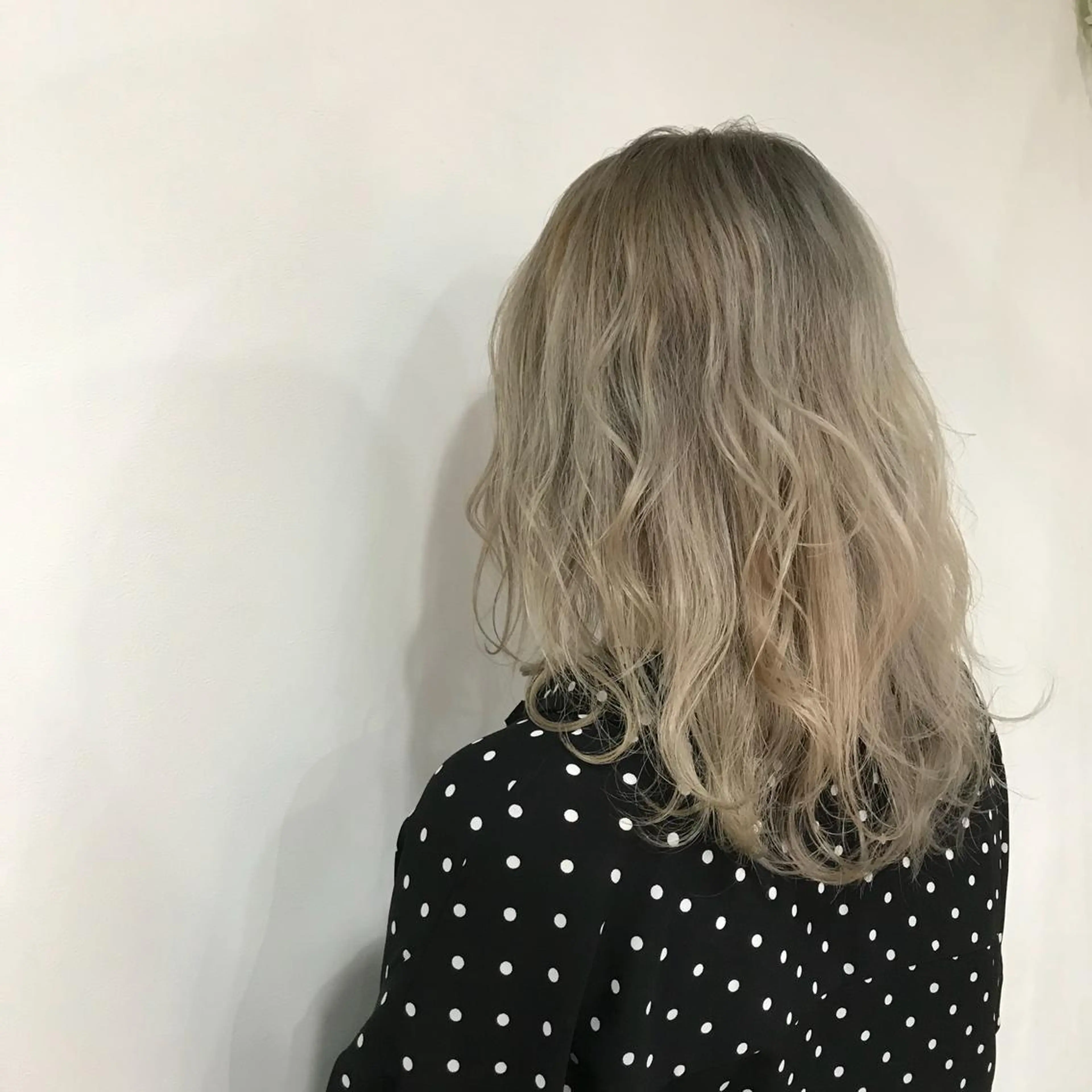 ミディアム カラー アッシュ ホワイトアッシュ 外国人風カラー ヘアカラー トリートメント レイヤー/顔周り /AKARIのヘアスタイル