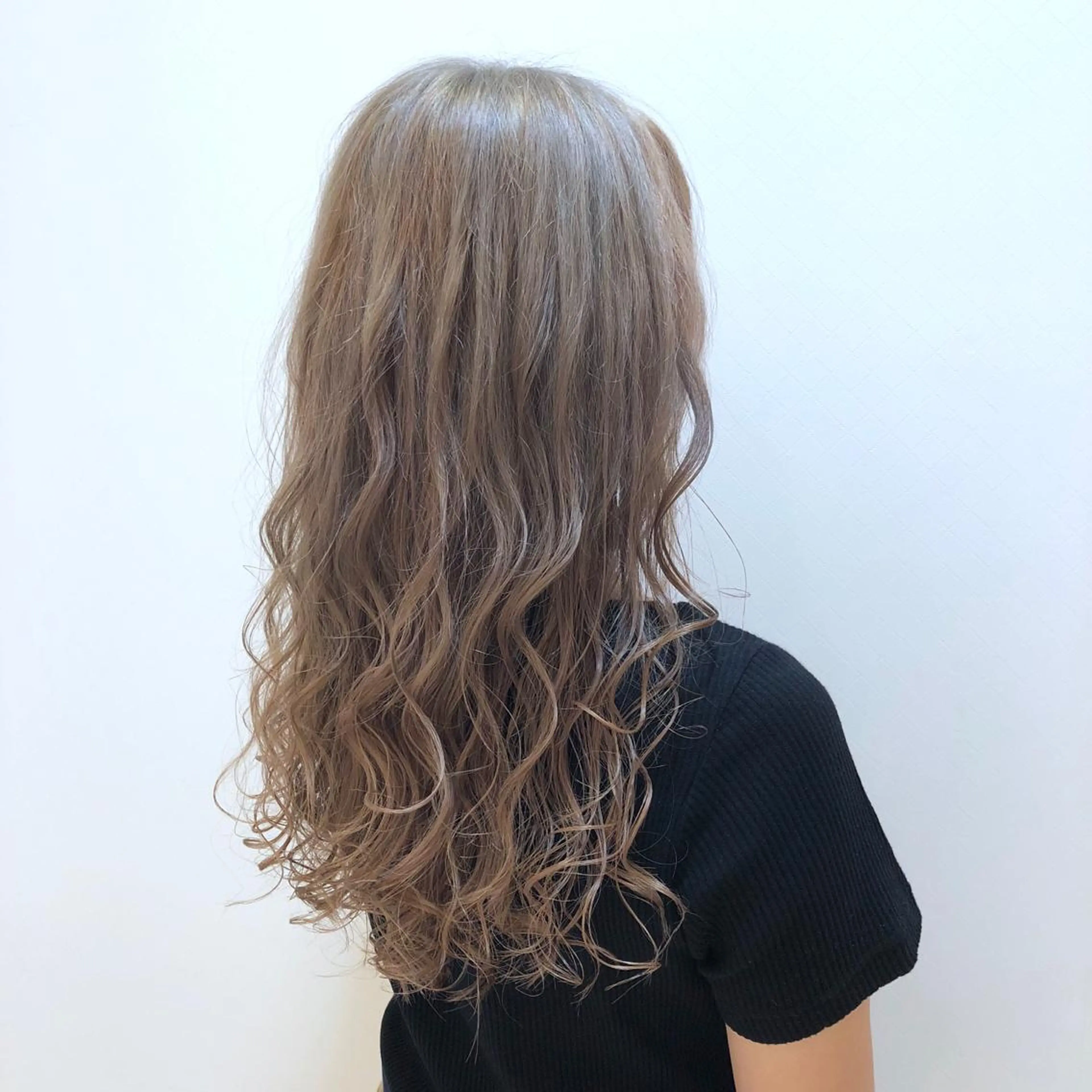 ロング カラー ベージュカラー ブリーチ ケアブリーチ イルミナカラー ミルクティーベージュ 🌈ぷる艶カラー🌈 髪質改善👑柳沼尚貴のヘアスタイル