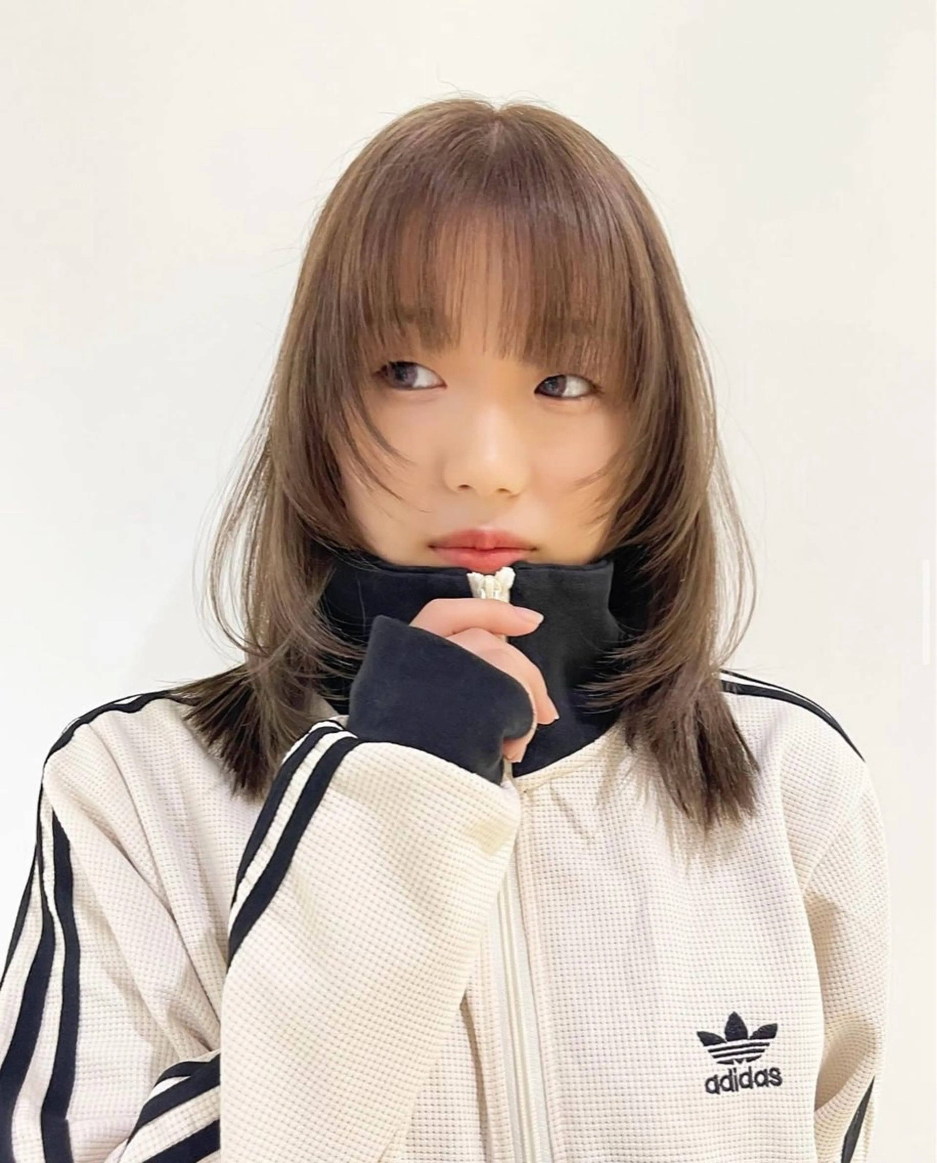 セミロング 黒染め落とし ムラ修正　ハイトーンのヘアスタイル