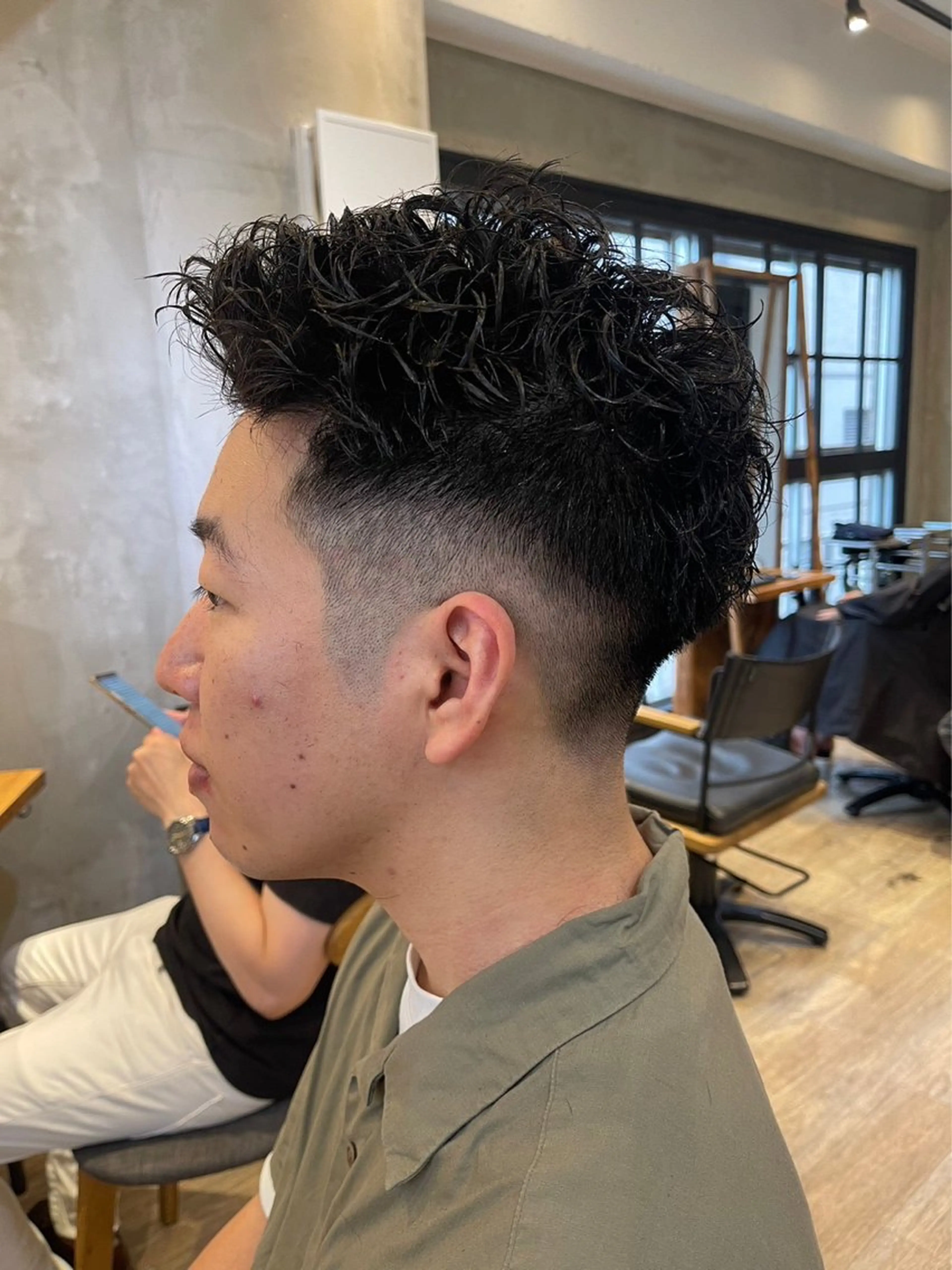 ショート ⚡メンズパーマフ ェードカットTomyのヘアスタイル