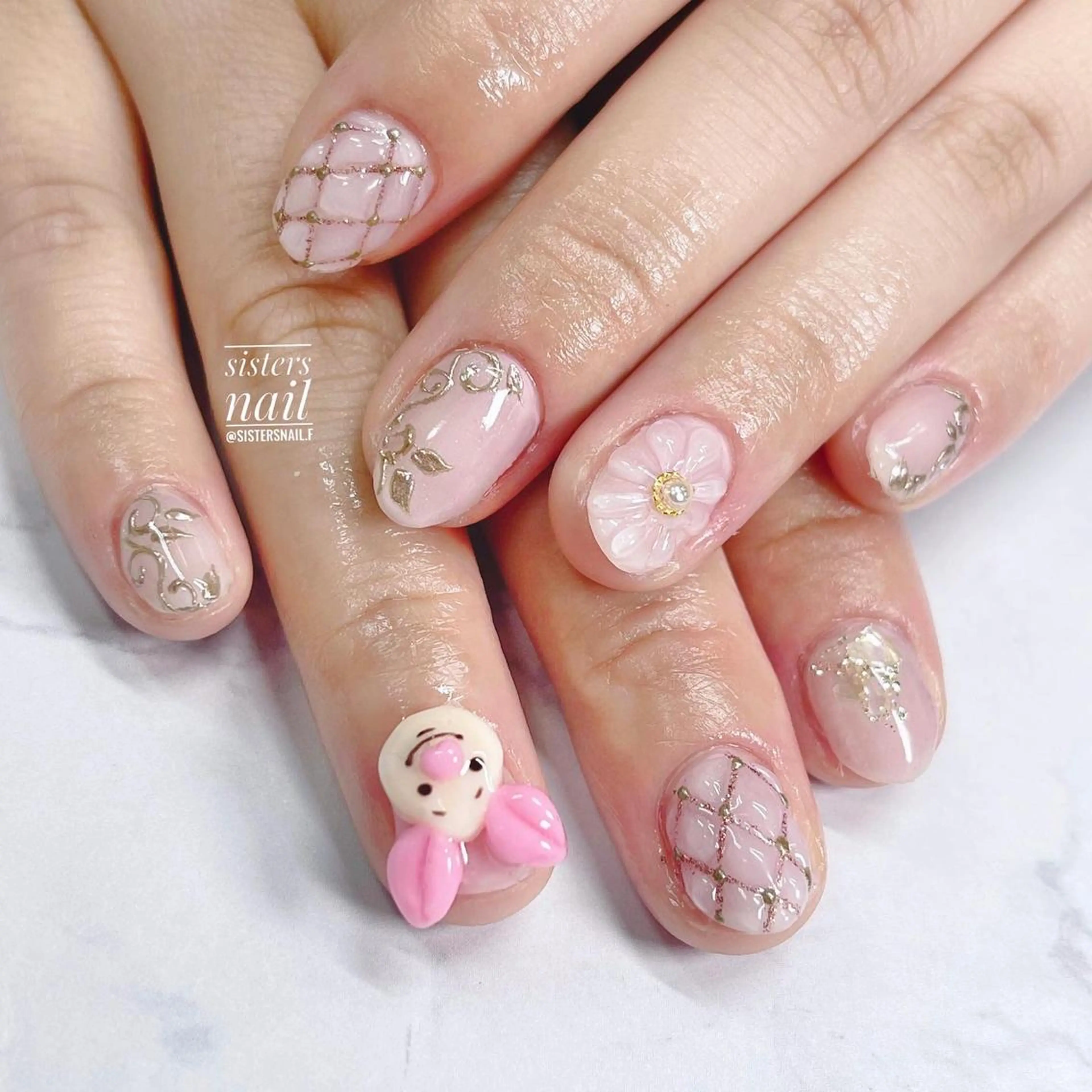 ネイル アートネイル フラワーネイル ゴールド ミラーネイル ニュアンスネイル sisters nail.fのネイルデザイン