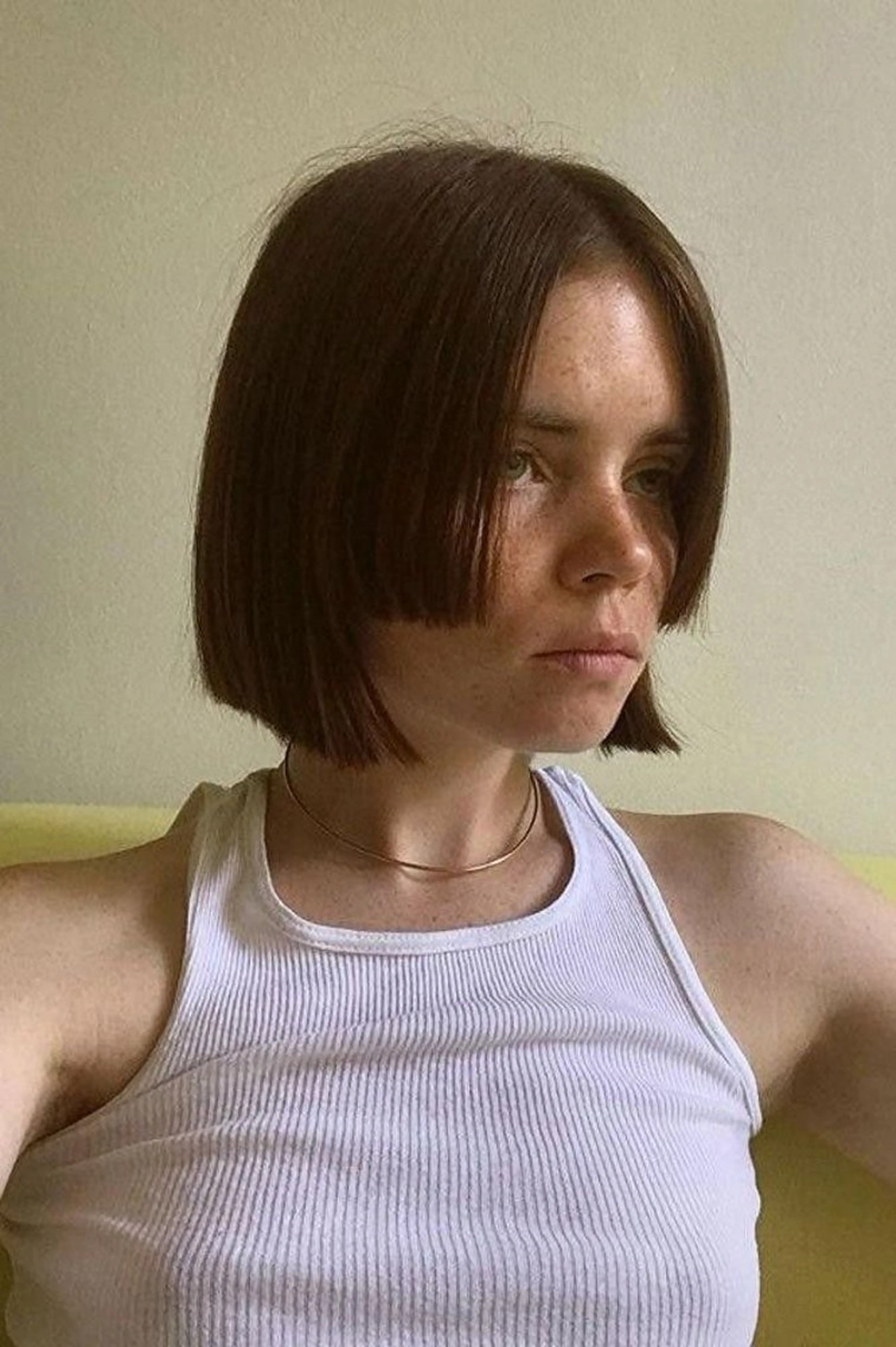 ミディアム 愛加ブリーチ・ レイヤー・パーマのヘアスタイル