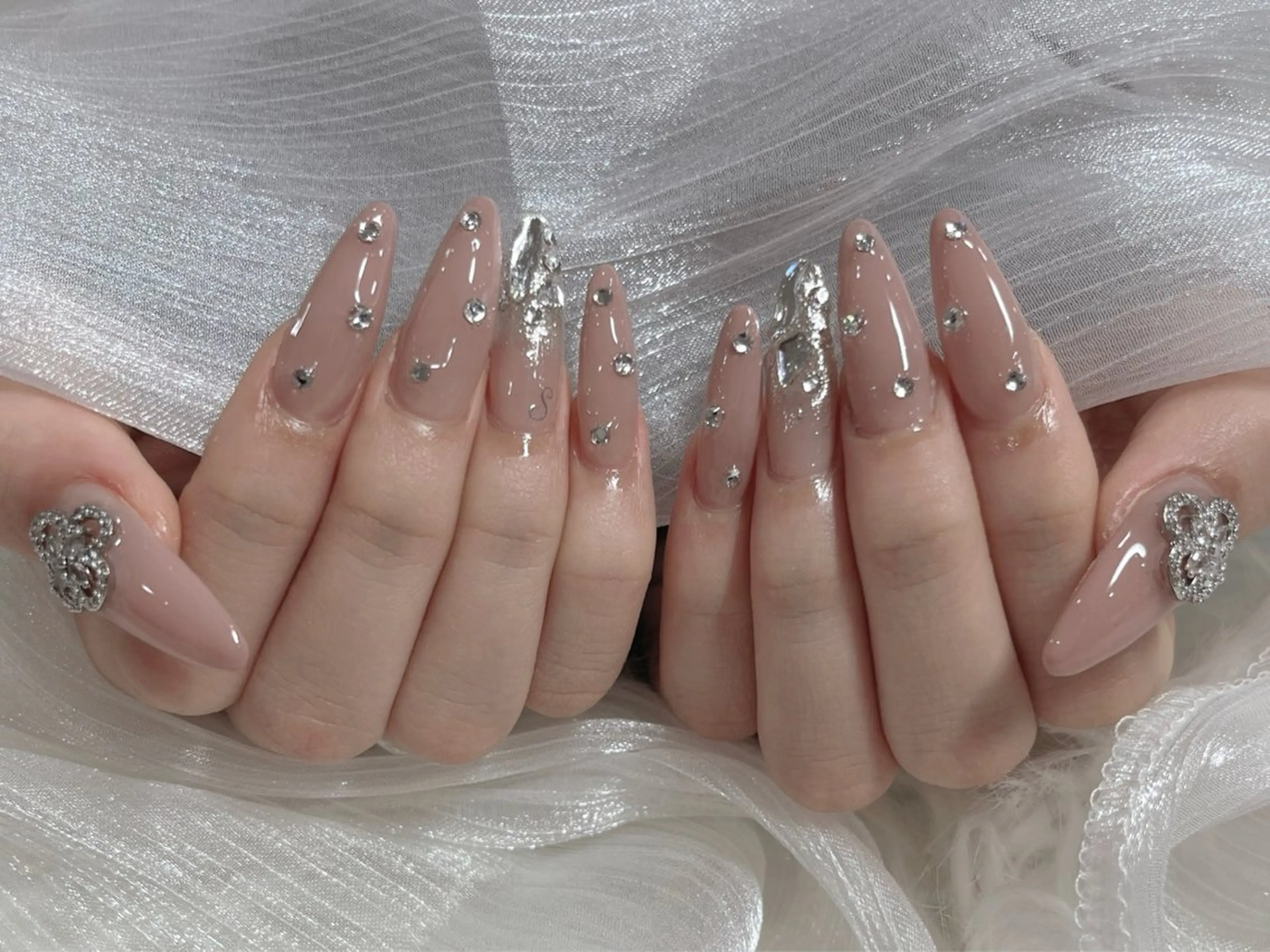 ネイル キラキラネイル ストーンネイル ハンドネイル FLY Nail Salonのネイルデザイン