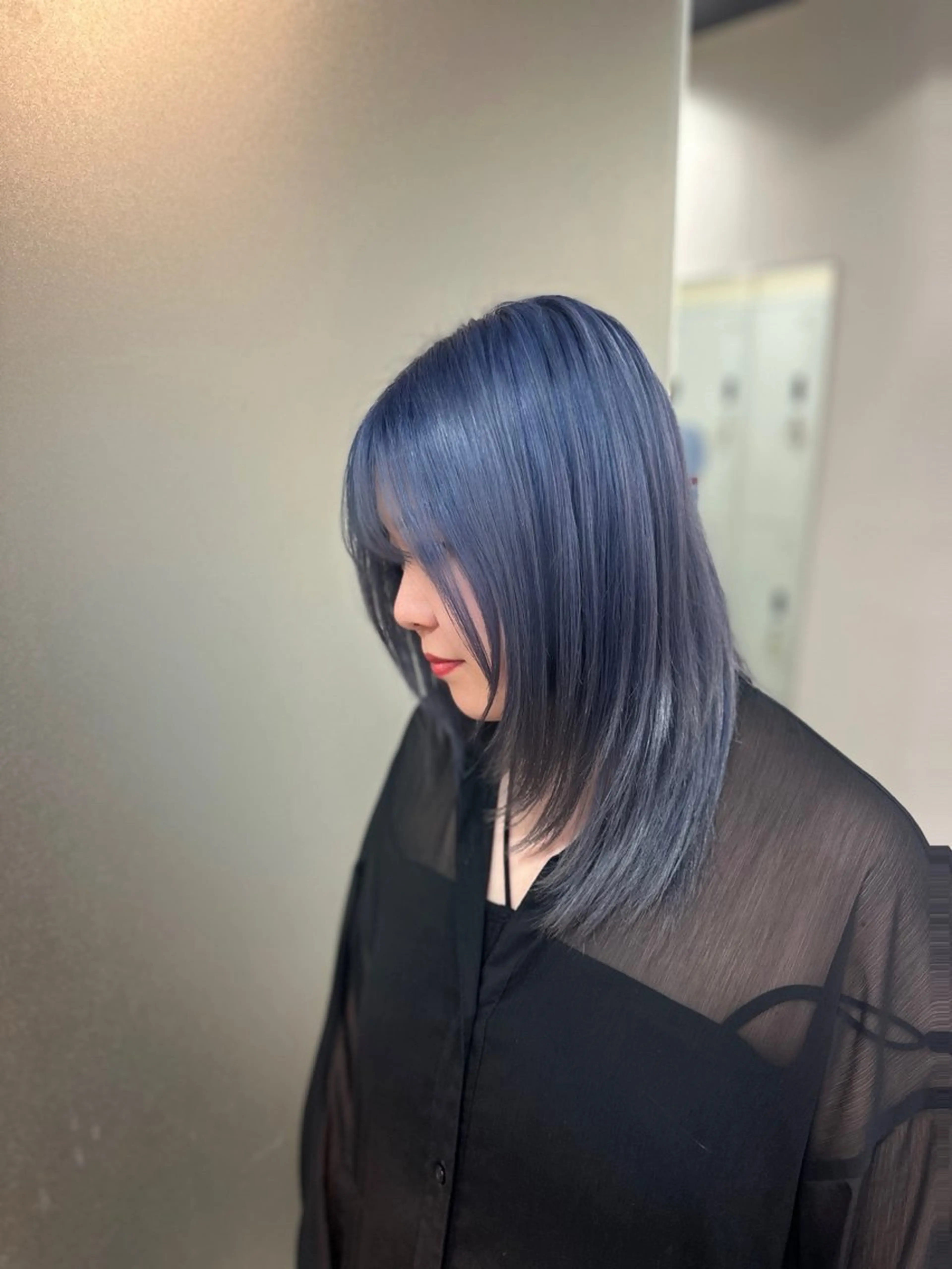 ミディアム カラー ブルーカラー シルバー 顔まわりレイヤー 顔周りカット レイヤーカット ハイトーン/レイヤー 似合わせ・ユキノのヘアスタイル