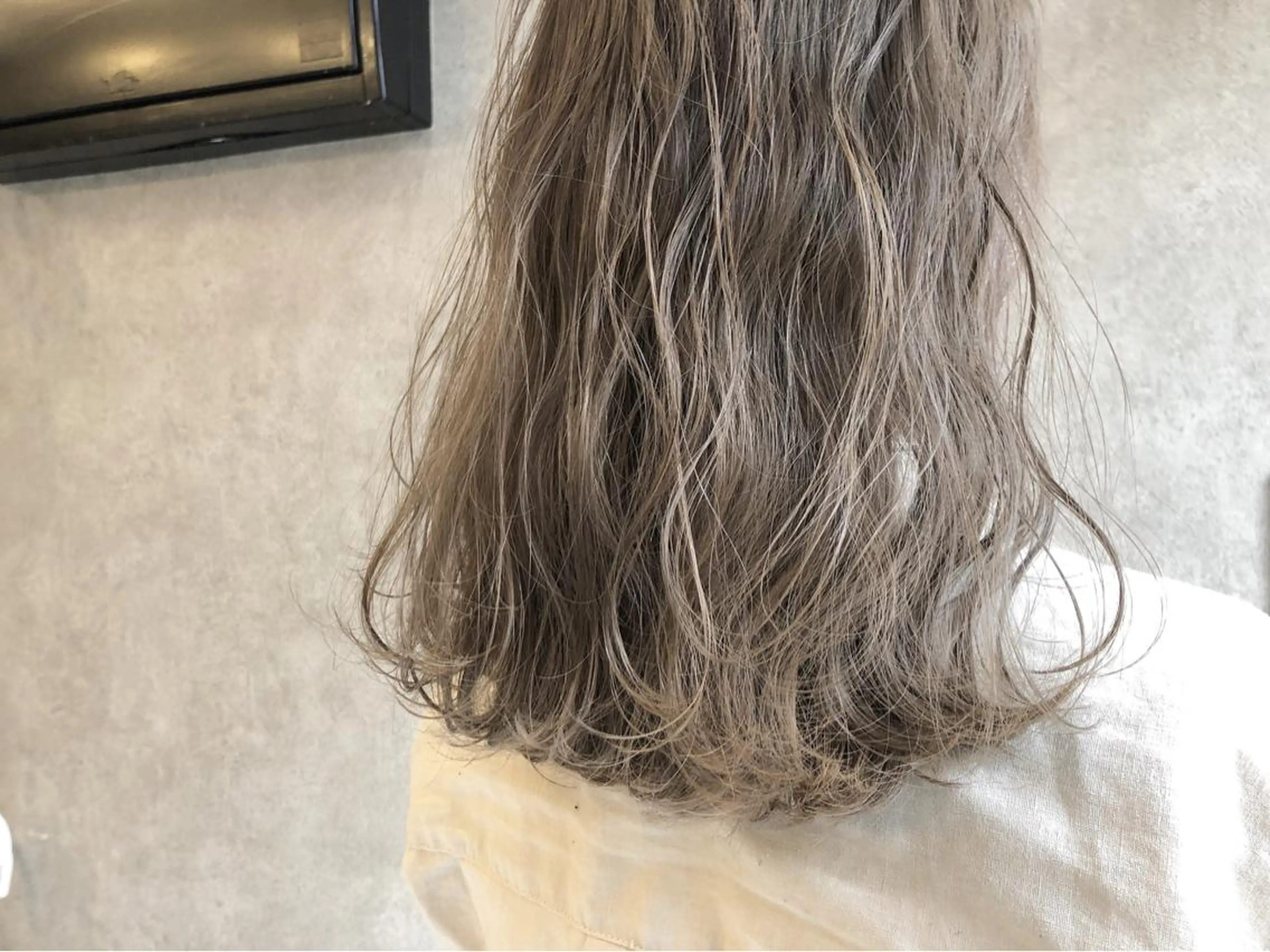 ミディアム カラー ヘアカラー トリートメント 顔周りレイヤー/韓国 ブリーチminamiのヘアスタイル