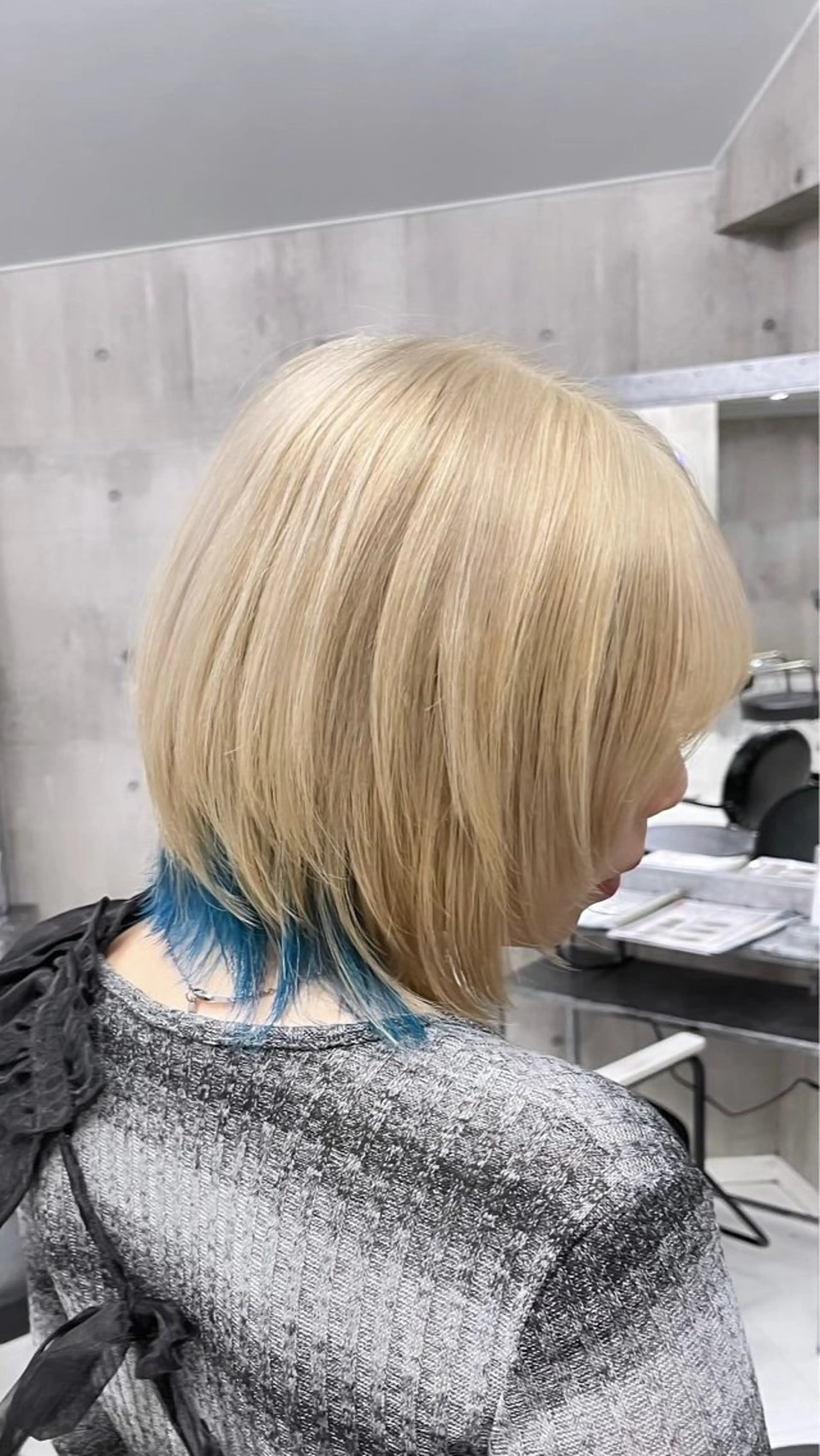 ショート カラー アッシュ バレイヤージュ ミストバング ブリーチ ブロンド ヘアカラー トリートメント ☁️かずき☁️青.紫 推し活カラー💫のヘアスタイル