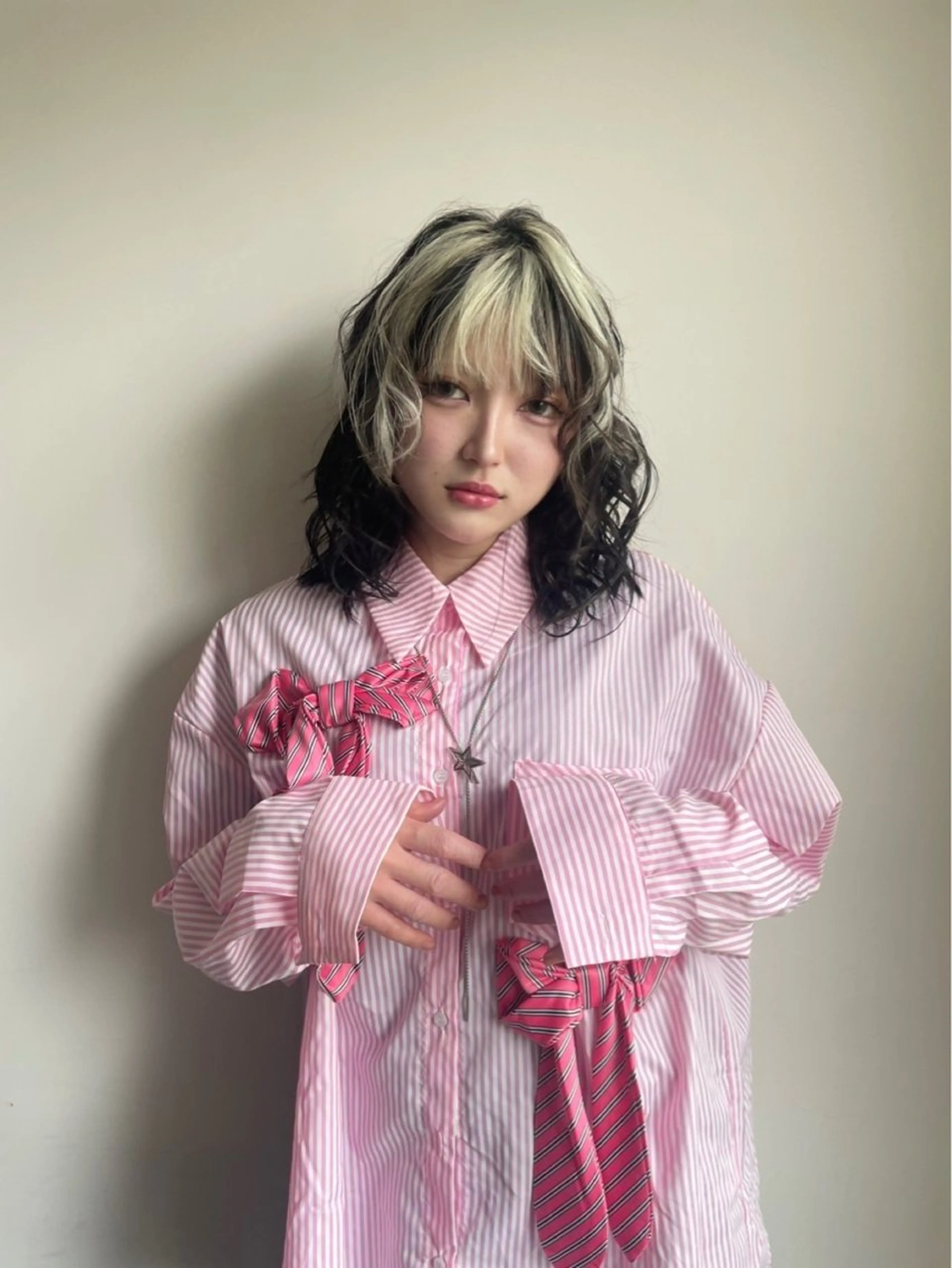 ミディアム 鈴木瑛里／ブロンド ベージュ／男女のヘアスタイル