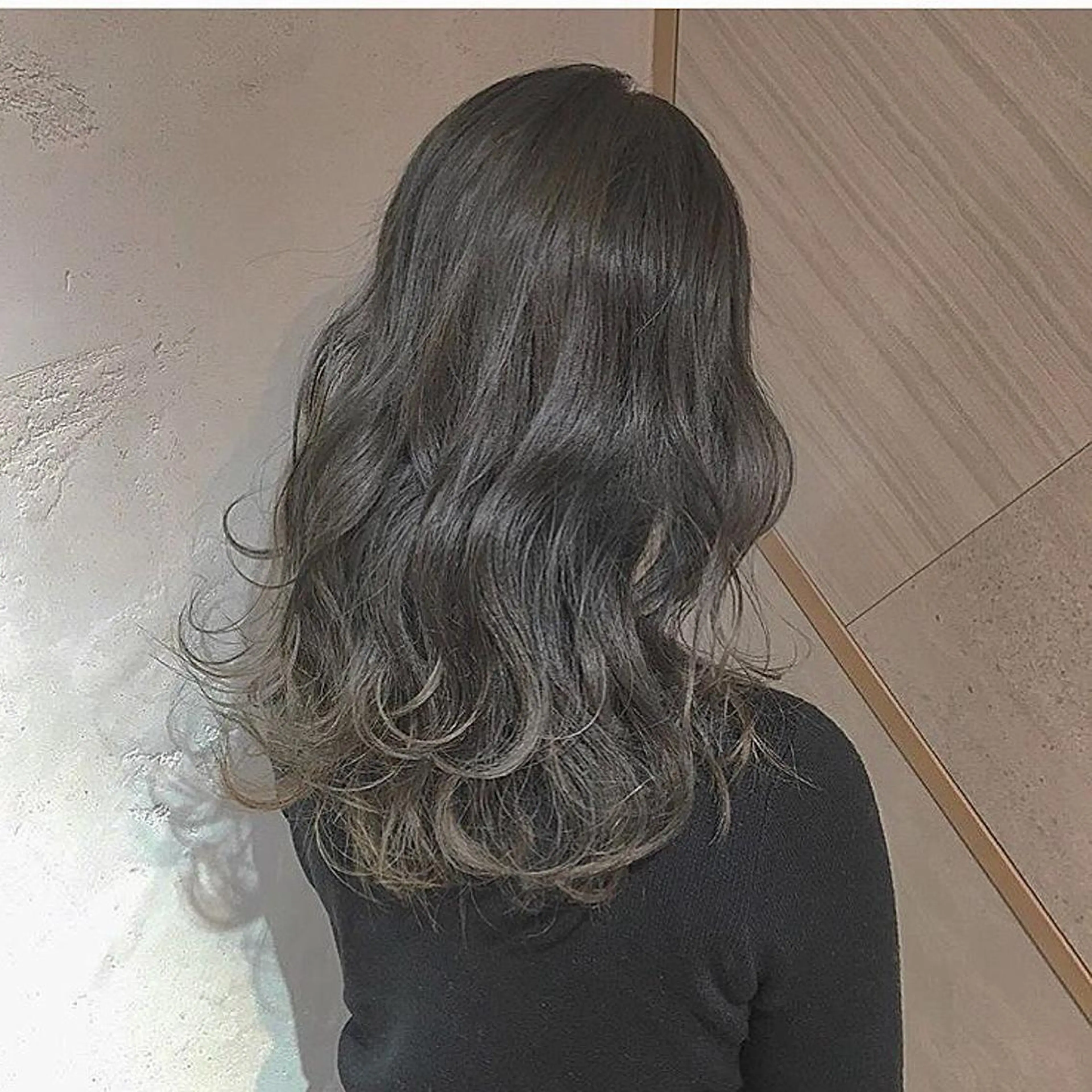 セミロング 淡色ふんわりhair 新宿satomiのヘアスタイル