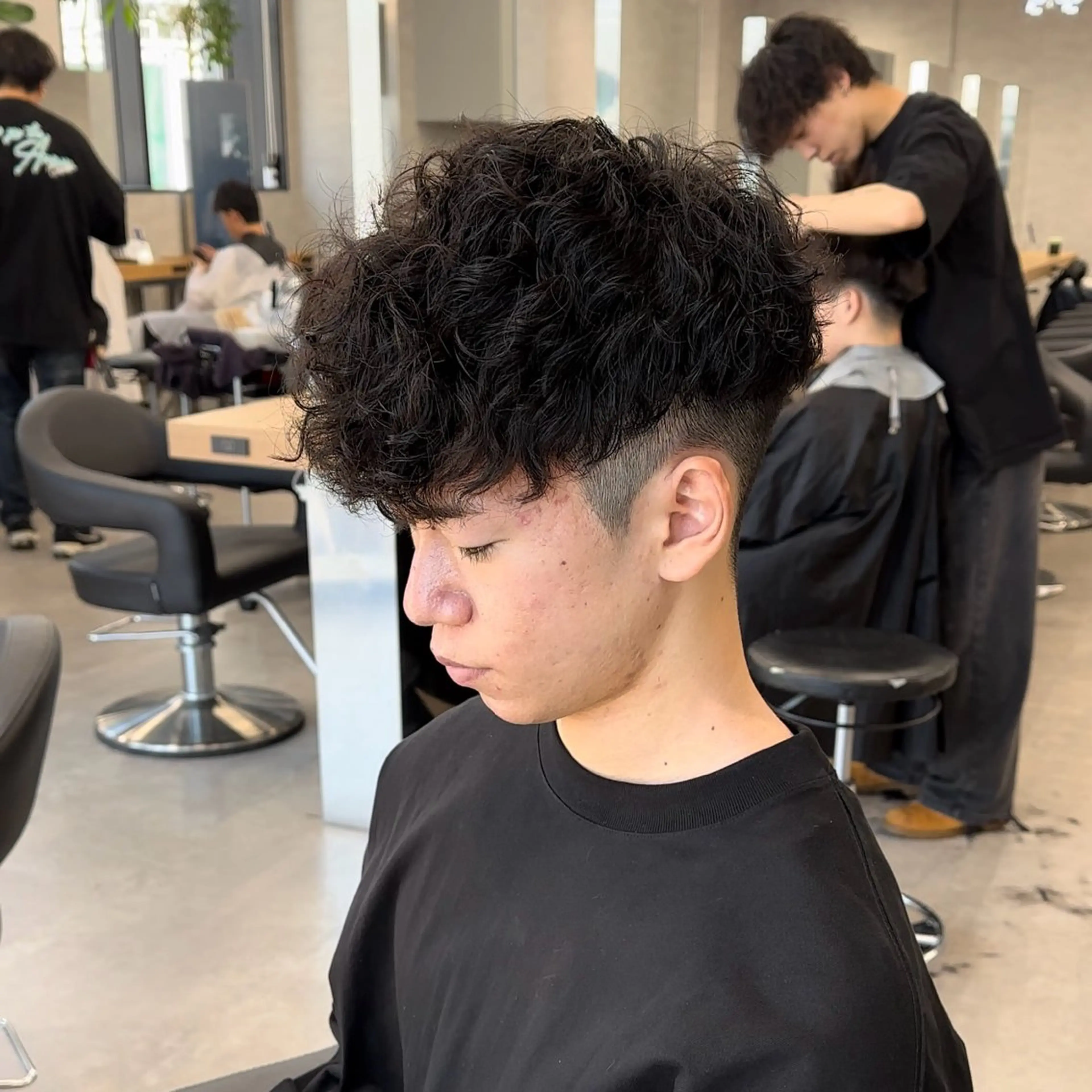 ショート パーマ メンズ センターパート メンズハイライト マッシュ メンズパーマ スペインカール ✂️メンズカット ひろき✂️のヘアスタイル