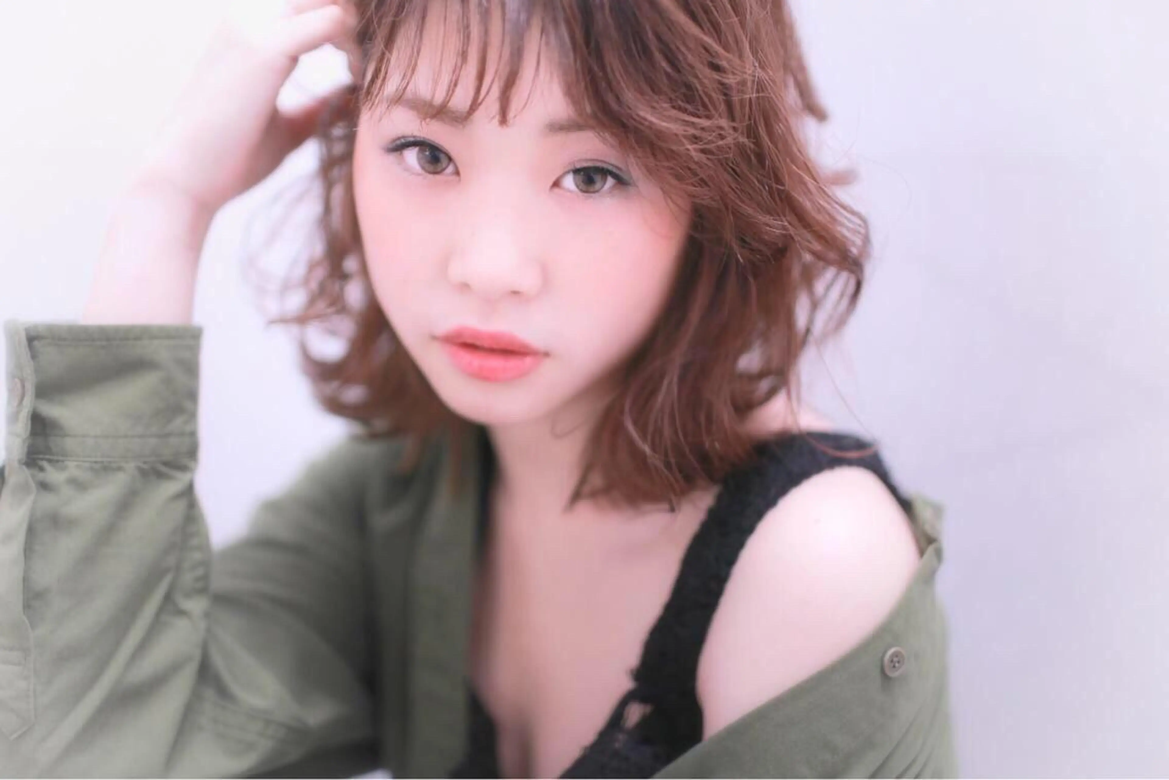 ミディアム カラー ヘアアレンジ マツエク・マツパ レイヤーカット✖️ 柔らかベージュカラーのヘアスタイル