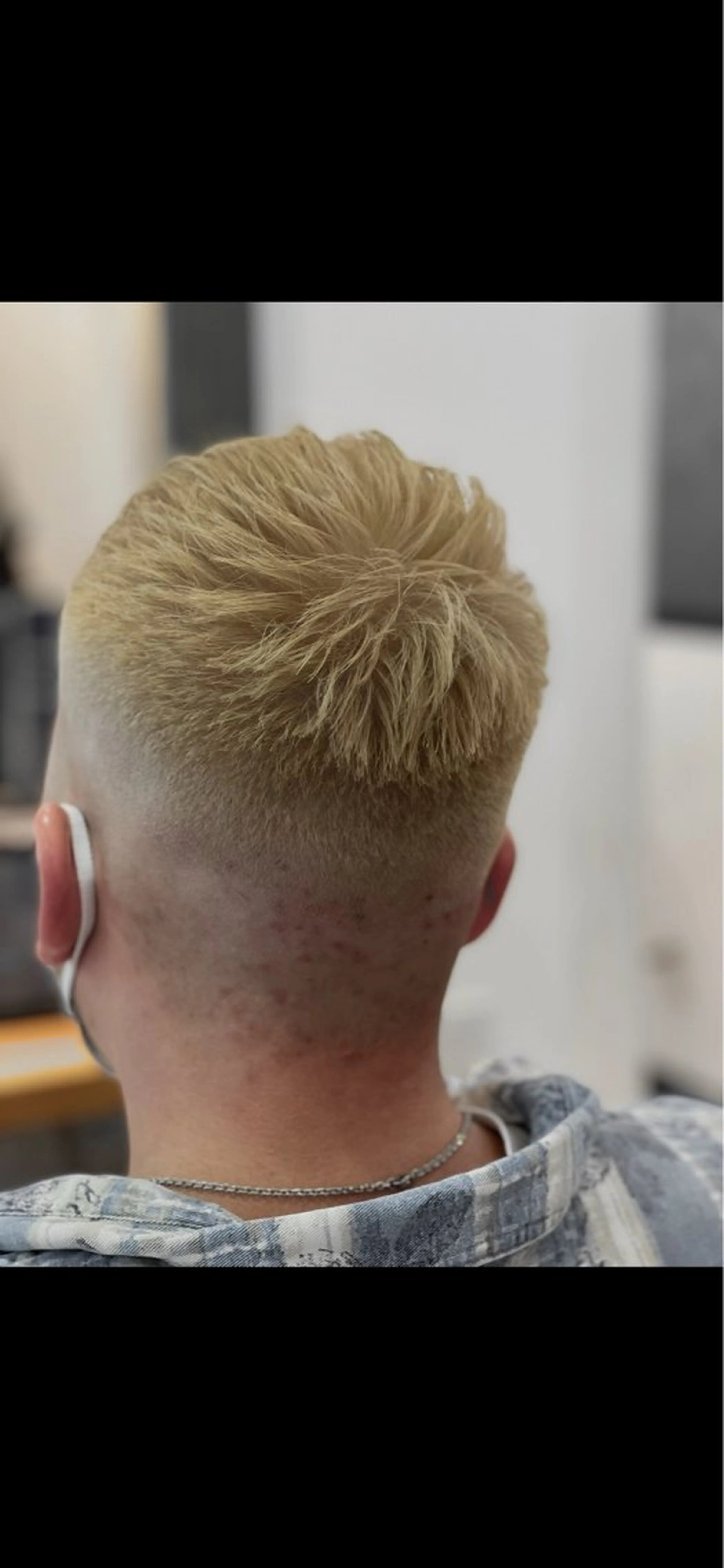 ショート カラー メンズ フェードカット メンズハイライト メンズメッシュ スキンフェード ブロンド ヘアカラー トリートメント 吉岡 三四朗のヘアスタイル