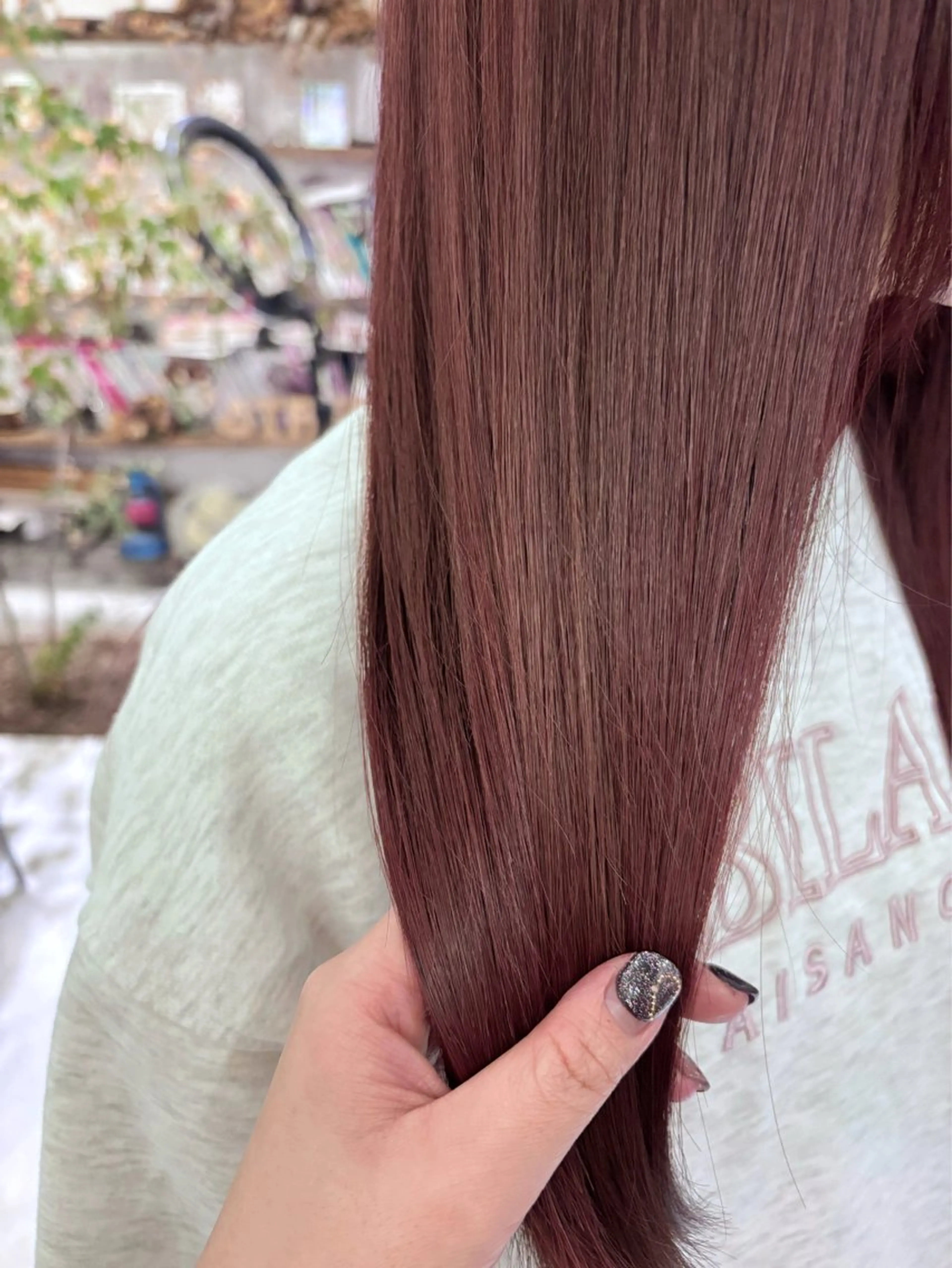 ロング カラー ボルドーカラー 柔らかストレートと ツヤカラー/和田陽向のヘアスタイル
