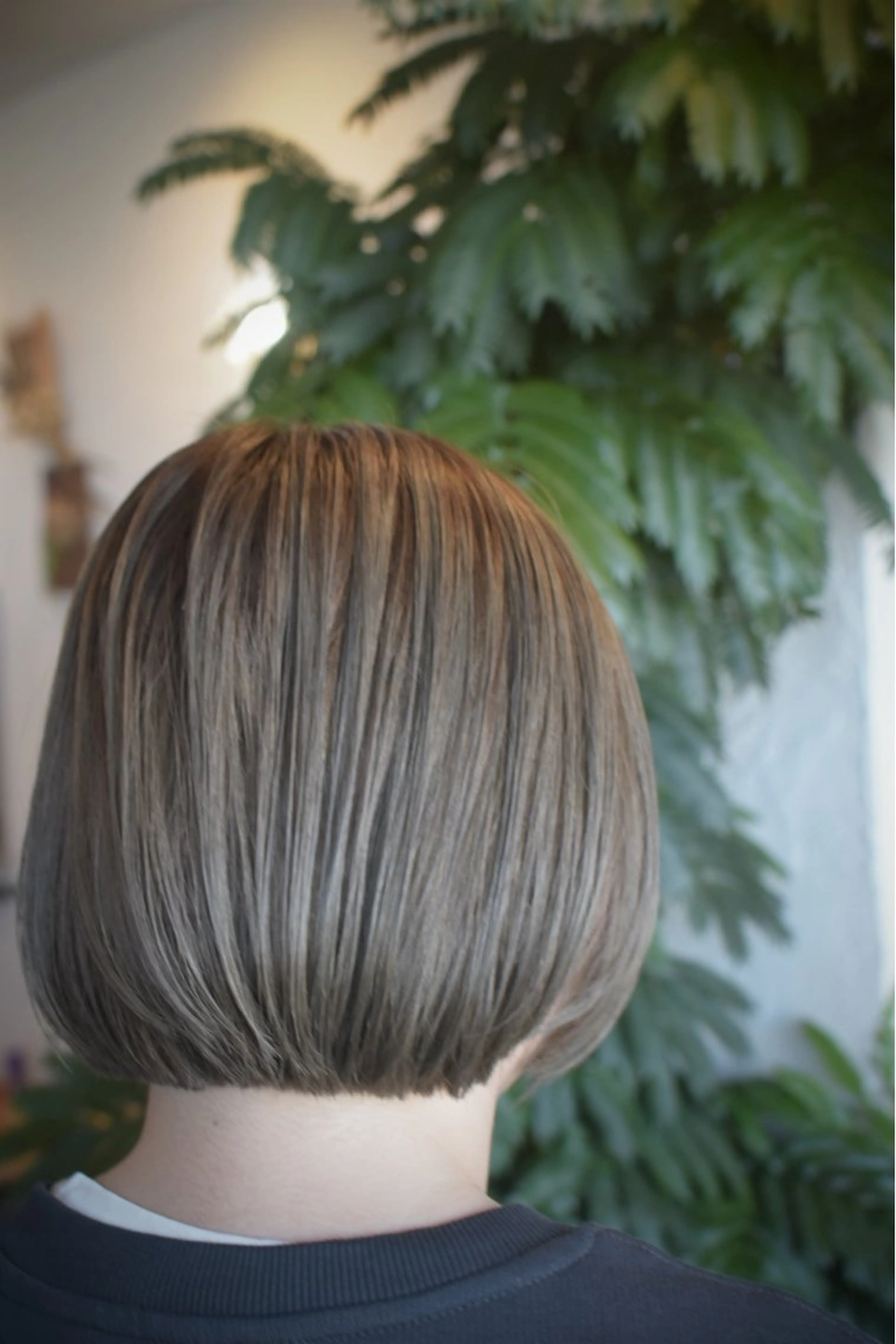 ミディアム カラー 岩村 夏姫のヘアスタイル