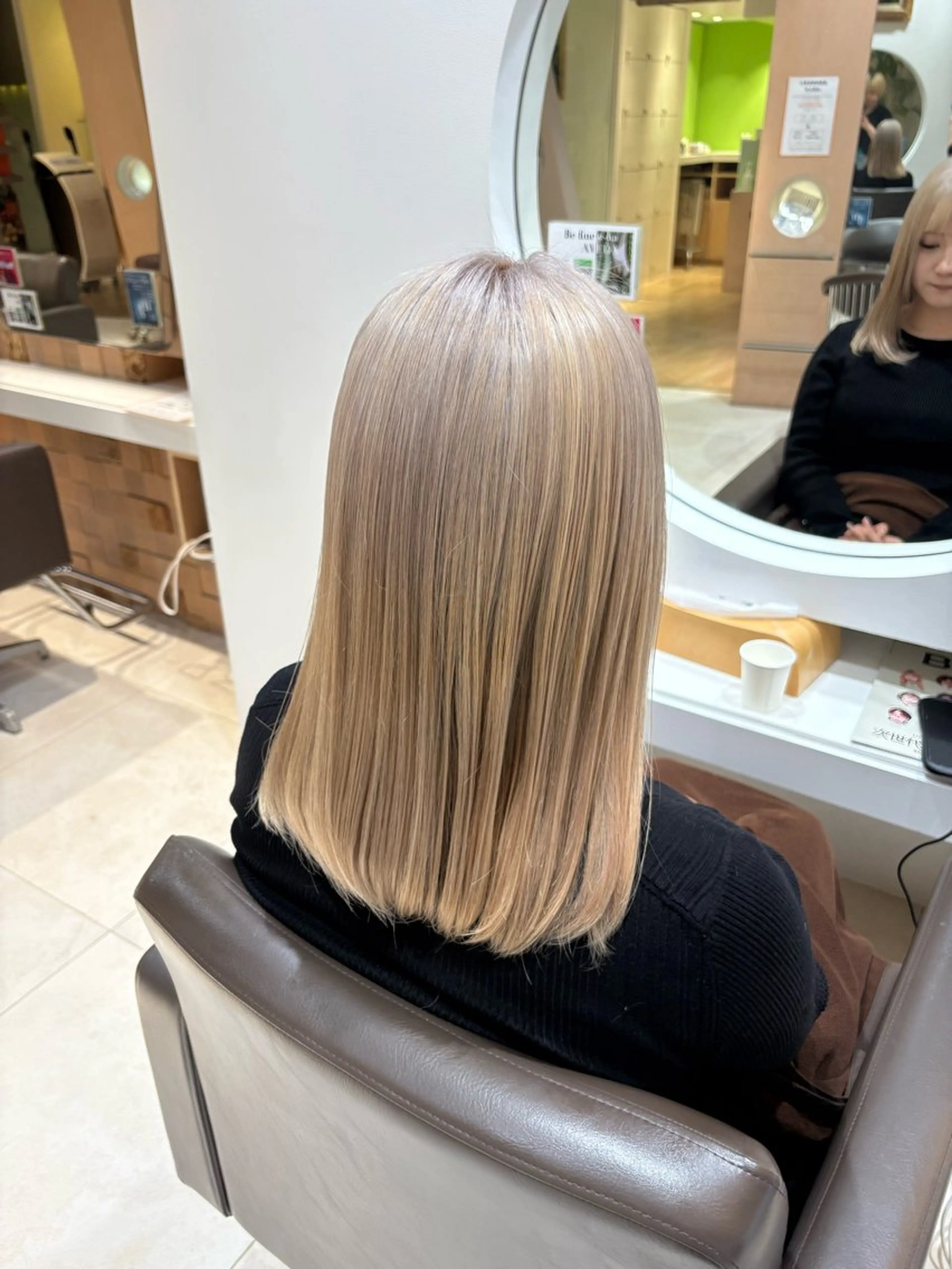 セミロング カラー タケダ ホノカのヘアスタイル