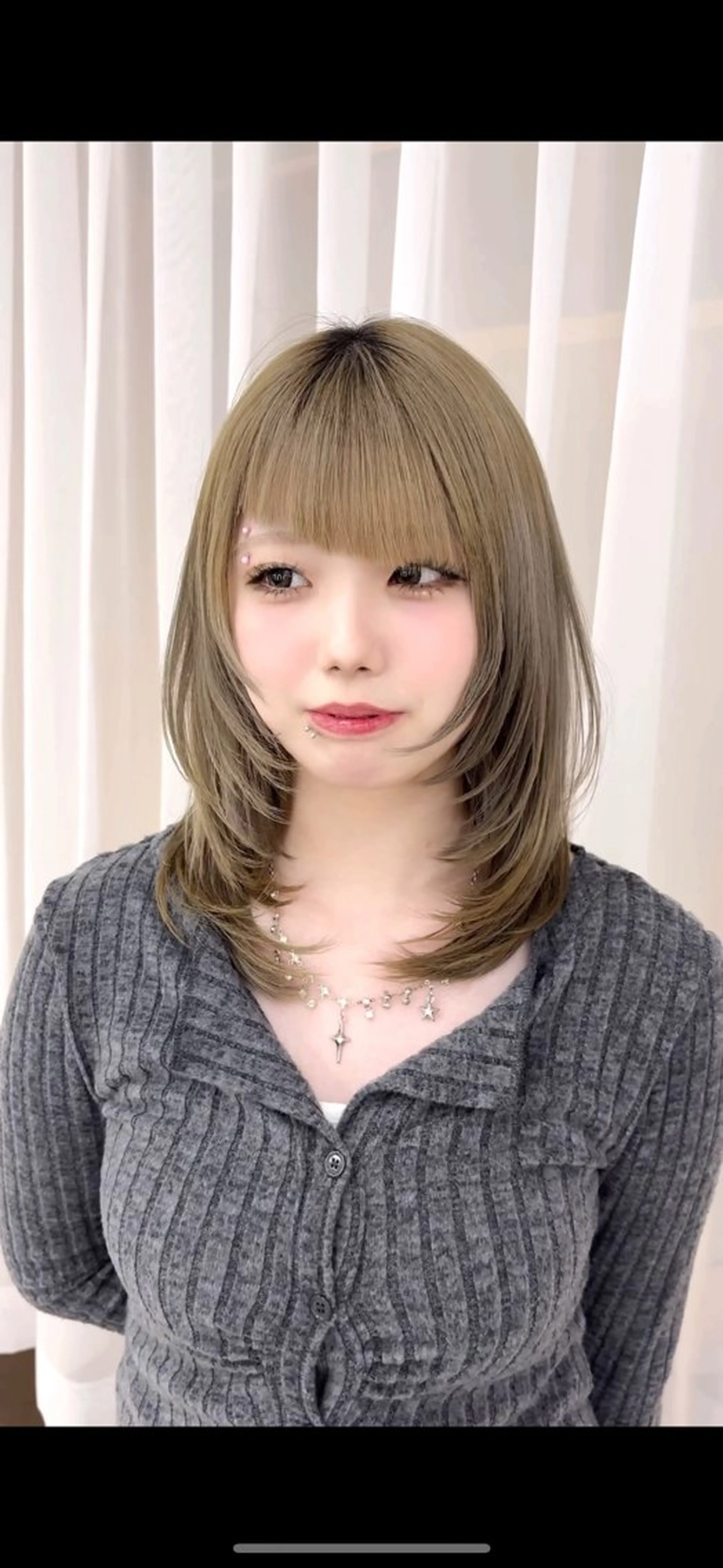 ミディアム ハイレイヤー レイヤーカット Miu🤍透明感カラ ー🫧ショートカットのヘアスタイル