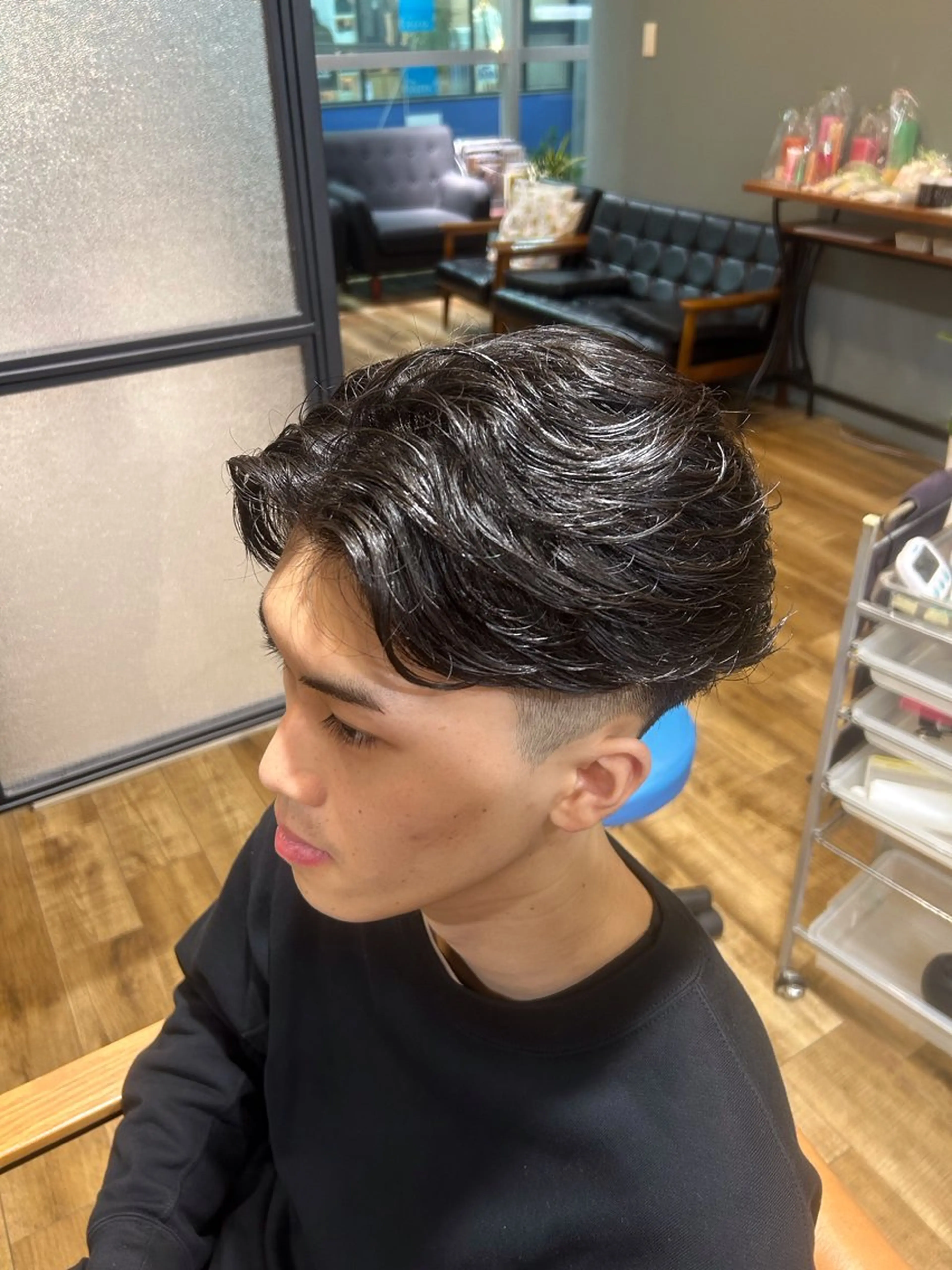 ショート パーマ メンズ フェードカット メンズパーマ ショートヘア カット パーマ 鶴田 将清のヘアスタイル