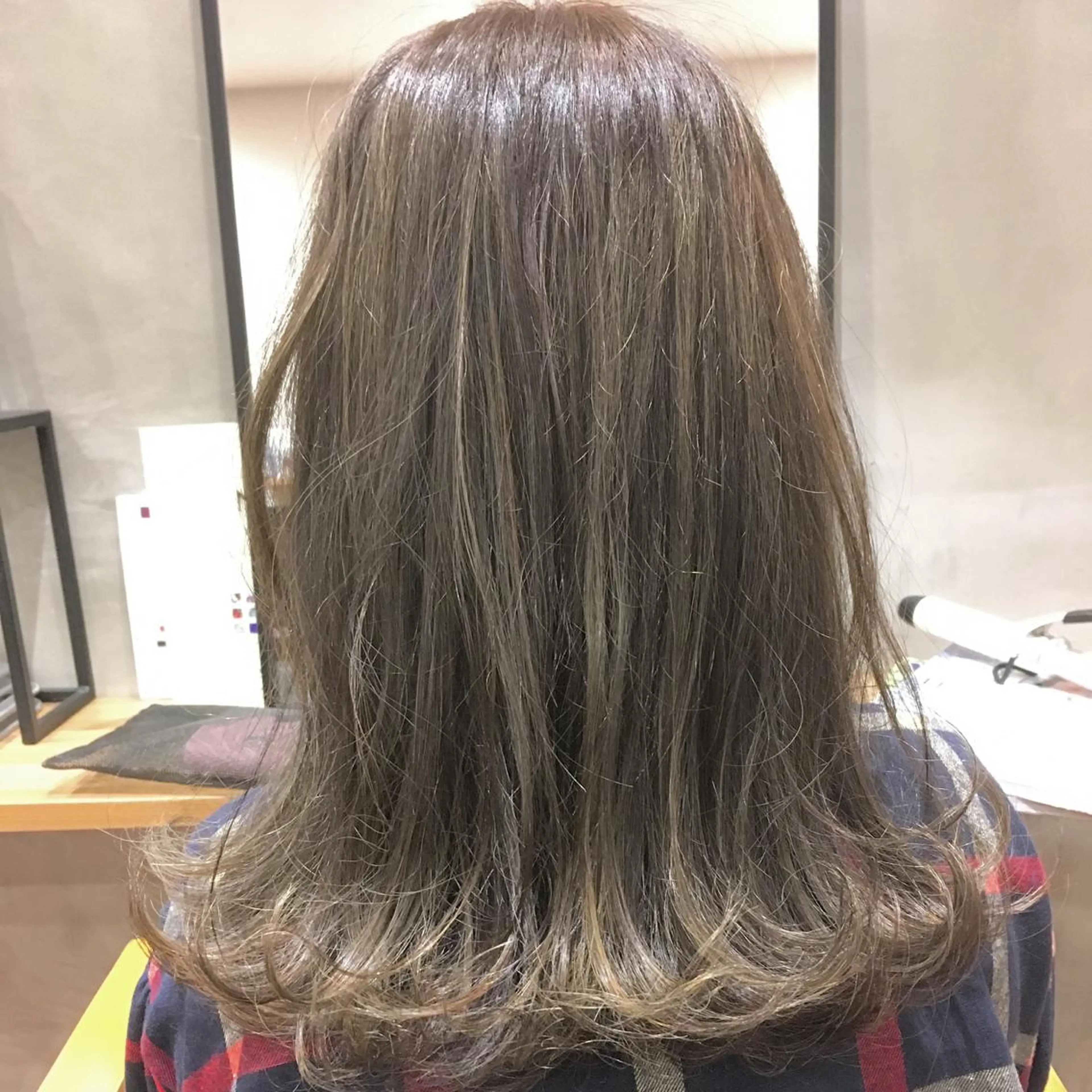 セミロング カラー ヘアアレンジ ベージュカラー ブラウンカラー ブラウンベージュ ハイライトカラー ハイライト nable.所属・栗林 実莉のネイルデザイン