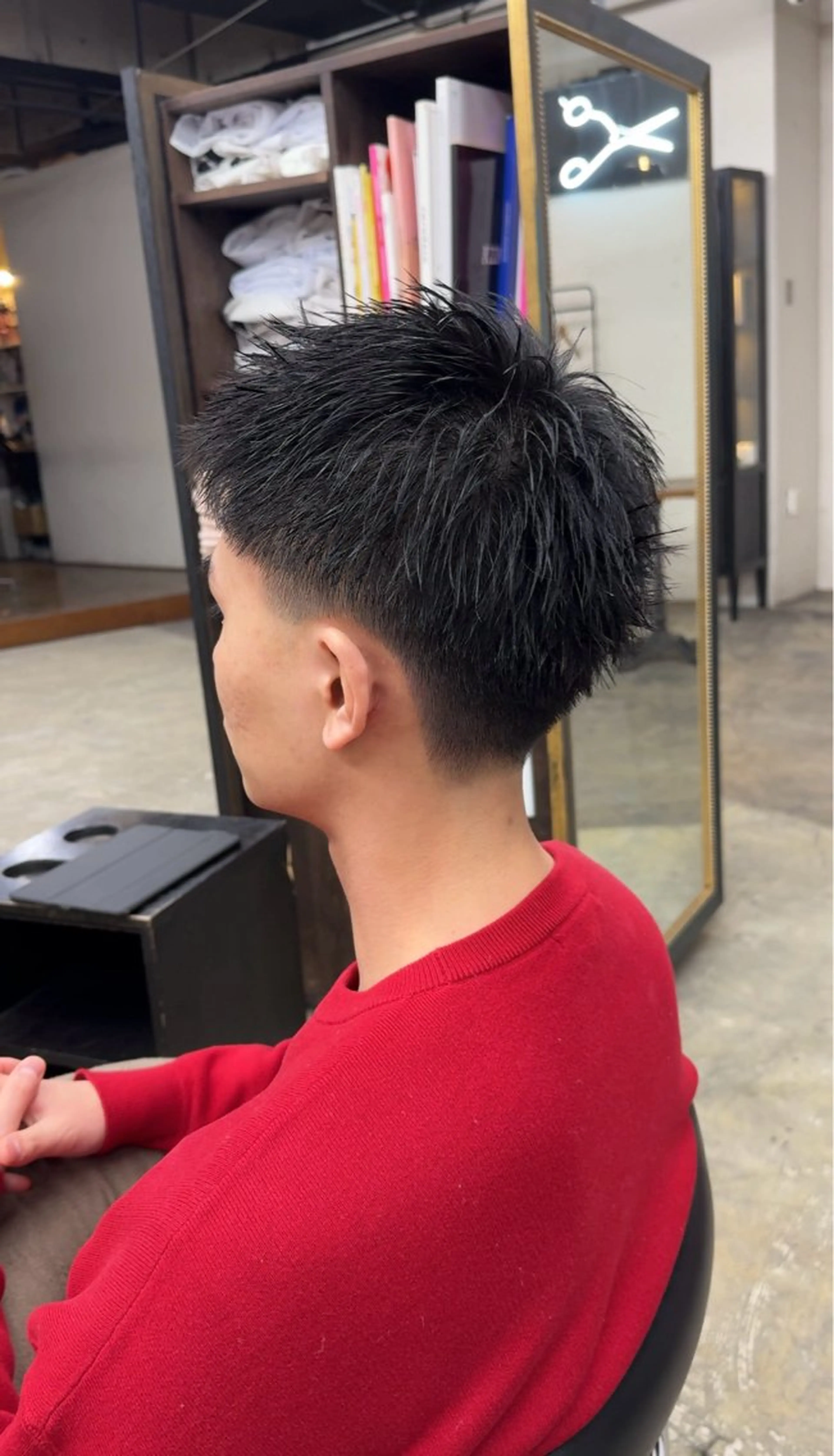 メンズ フェードカット スパイキーショート カット 影山 蒼太のヘアスタイル