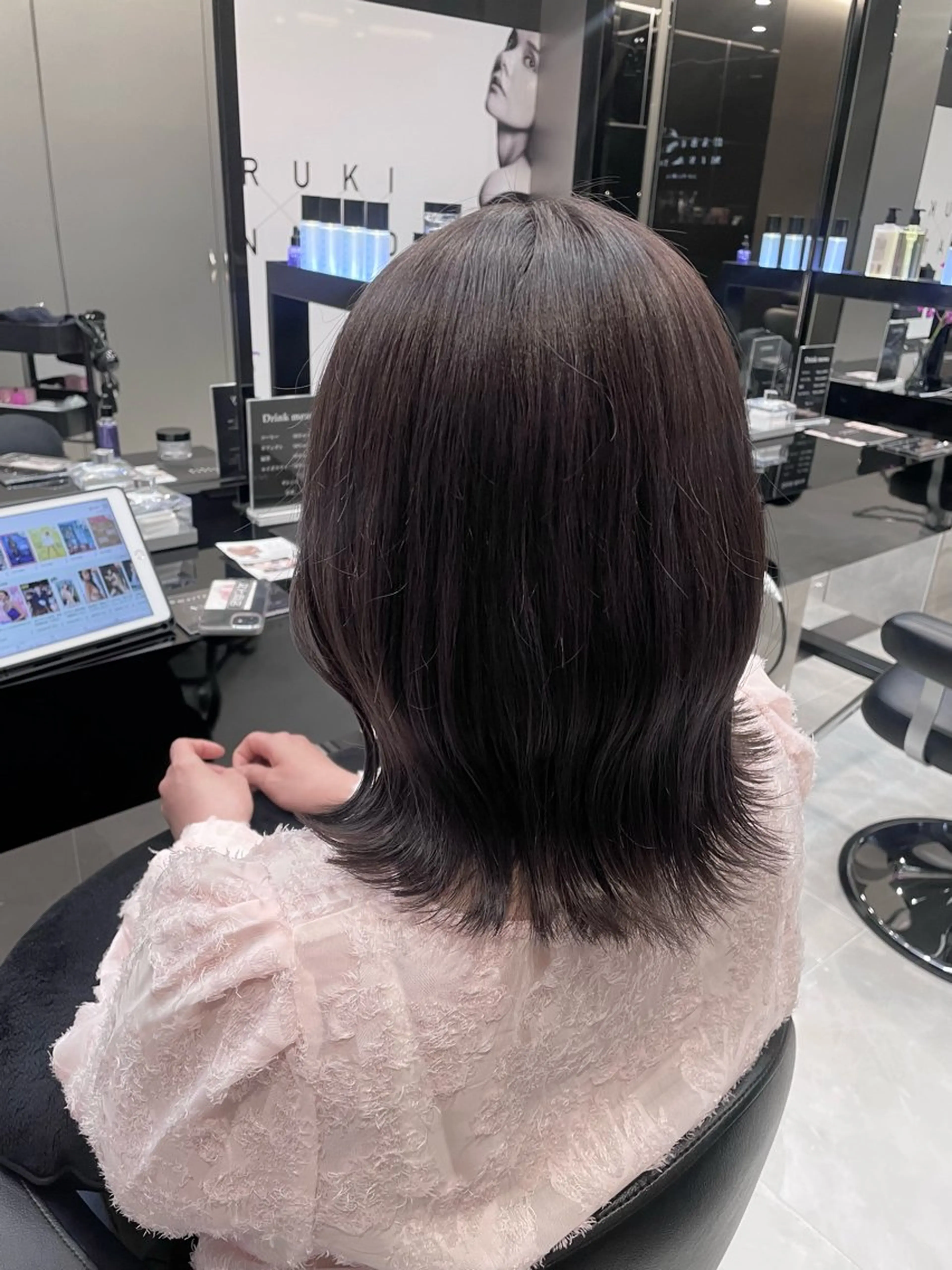 ミディアム 秋屋 美々梨のヘアスタイル