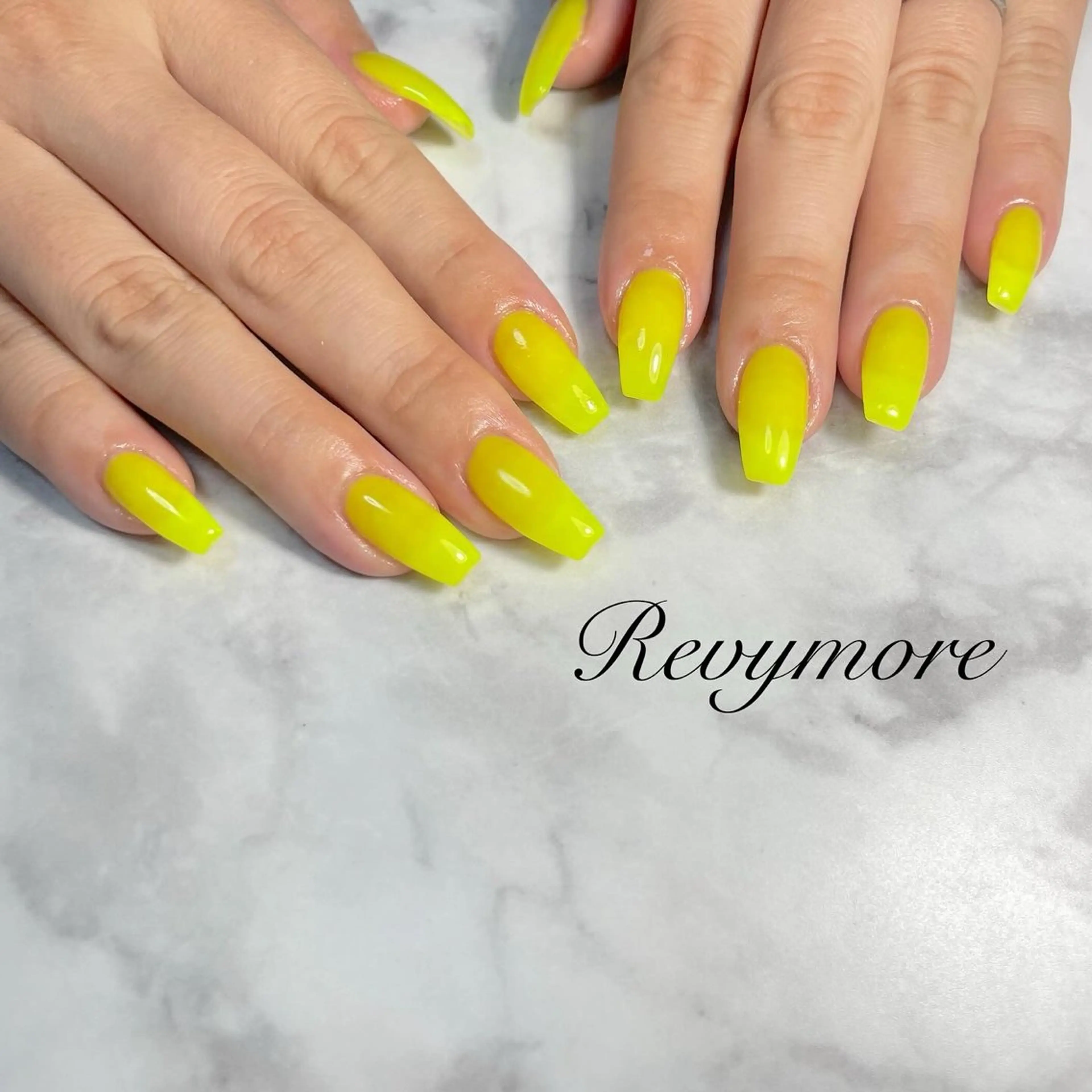 ネイル ジェルネイル ニュアンスネイル オフィスネイル シンプルネイル 黄色 nail salon Revymoreのネイルデザイン