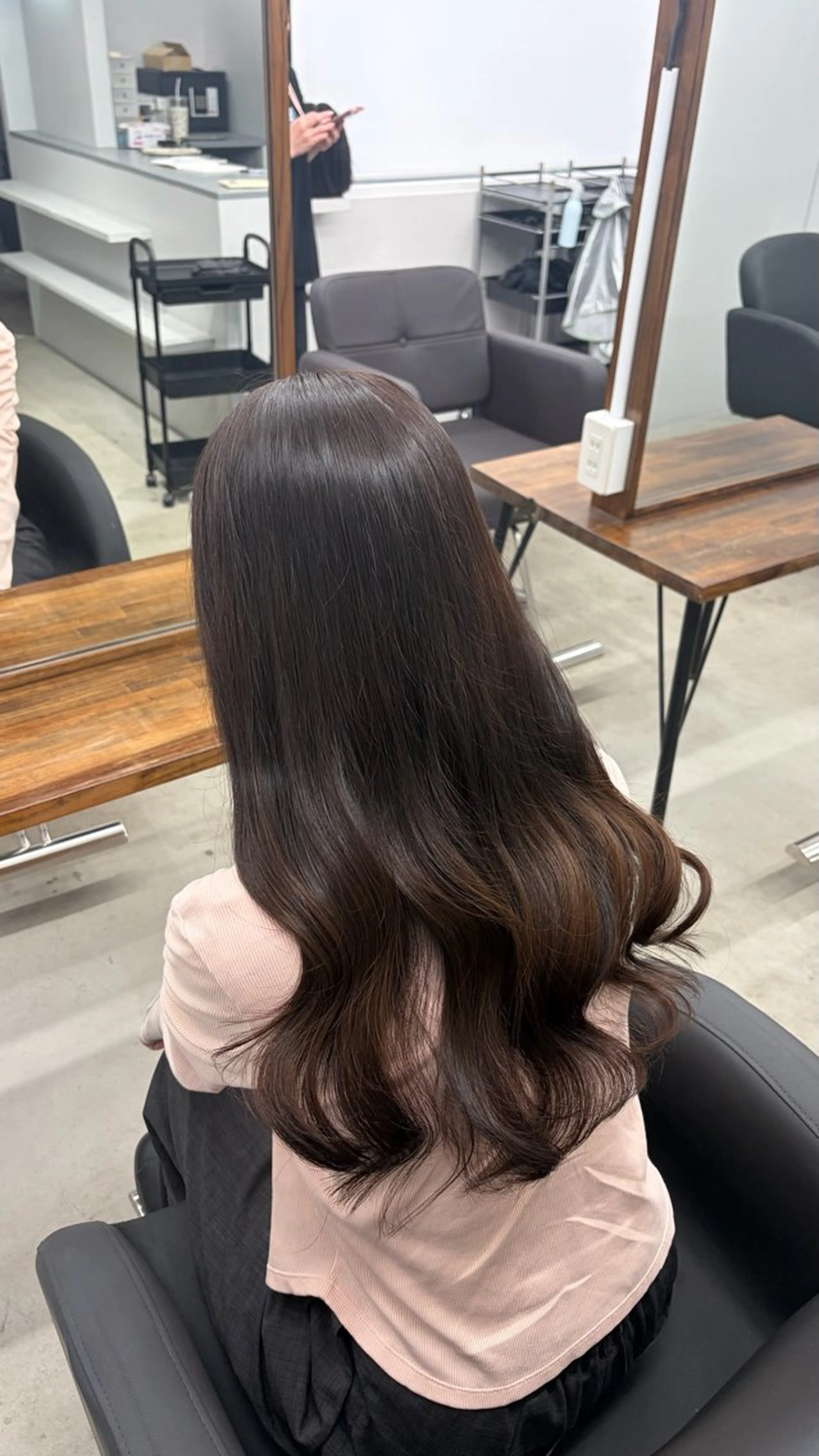 カラー ダークグレー ダークグレージュ グレージュ 山根 明紗のヘアスタイル
