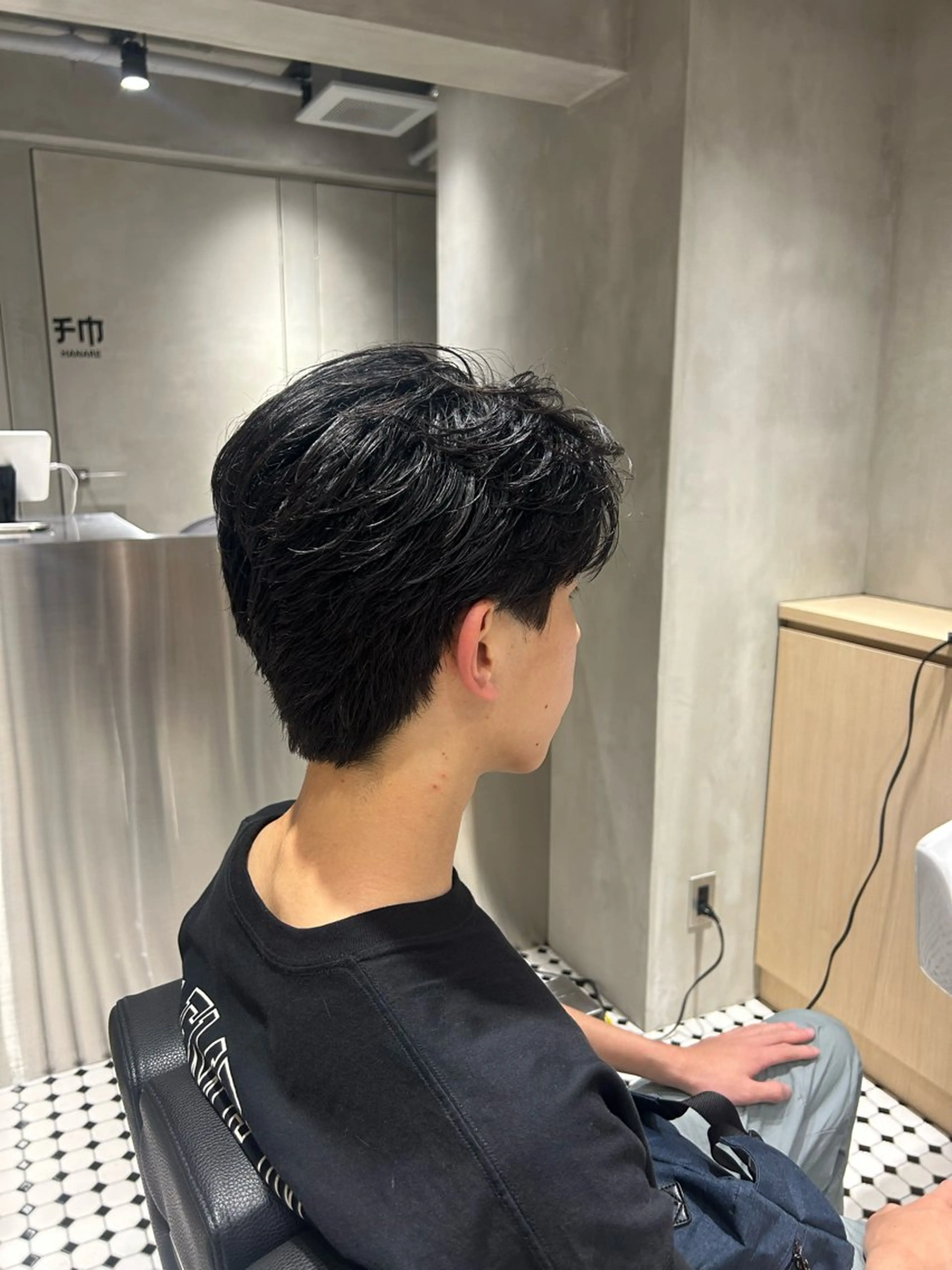 ミディアム メンズ センターパート 刈り上げ カット 【明大前フェード/ メンズパーマ/岳】のヘアスタイル