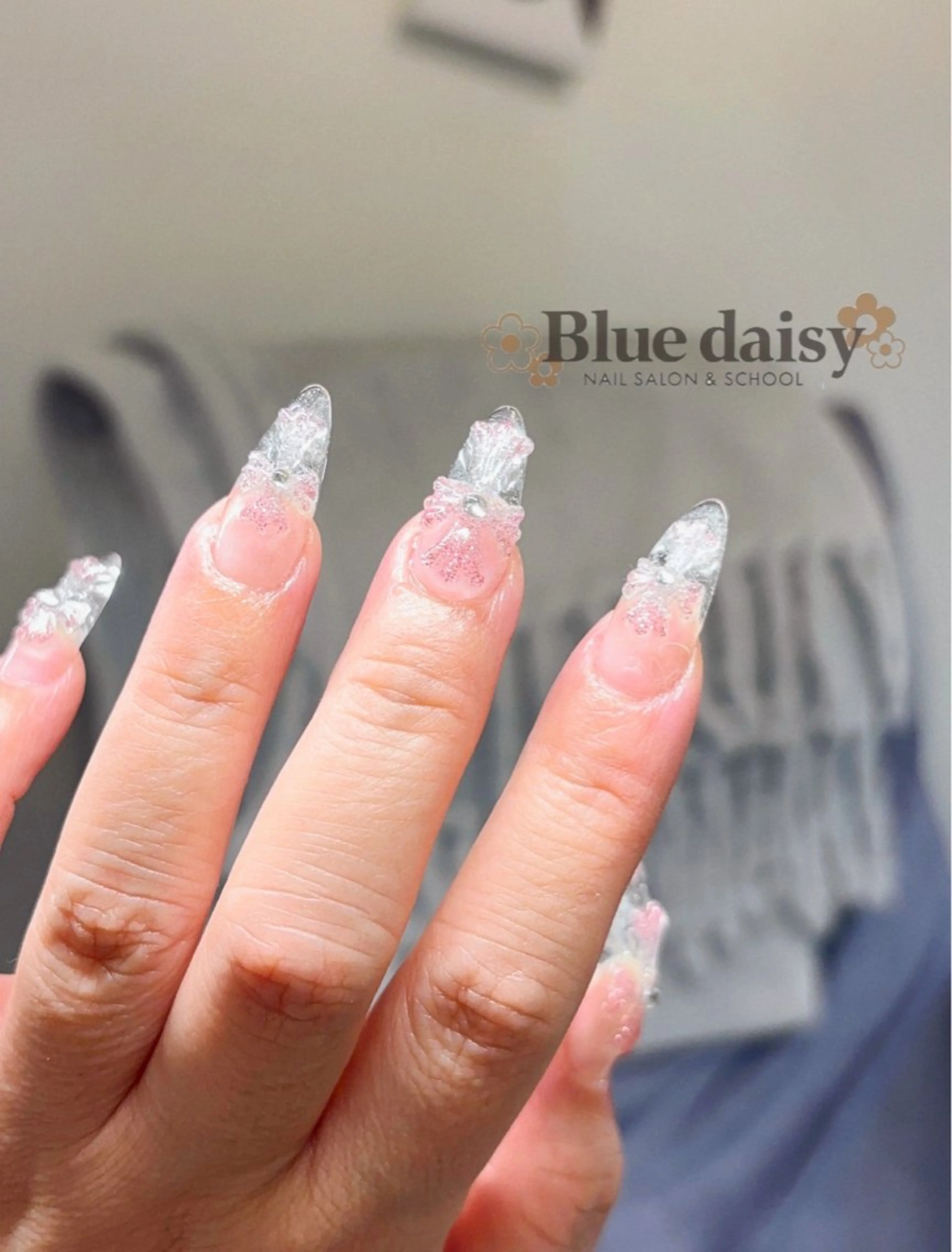 ネイル キラキラネイル 春ネイル ハンドネイル Blue daisy 栄本店のネイルデザイン