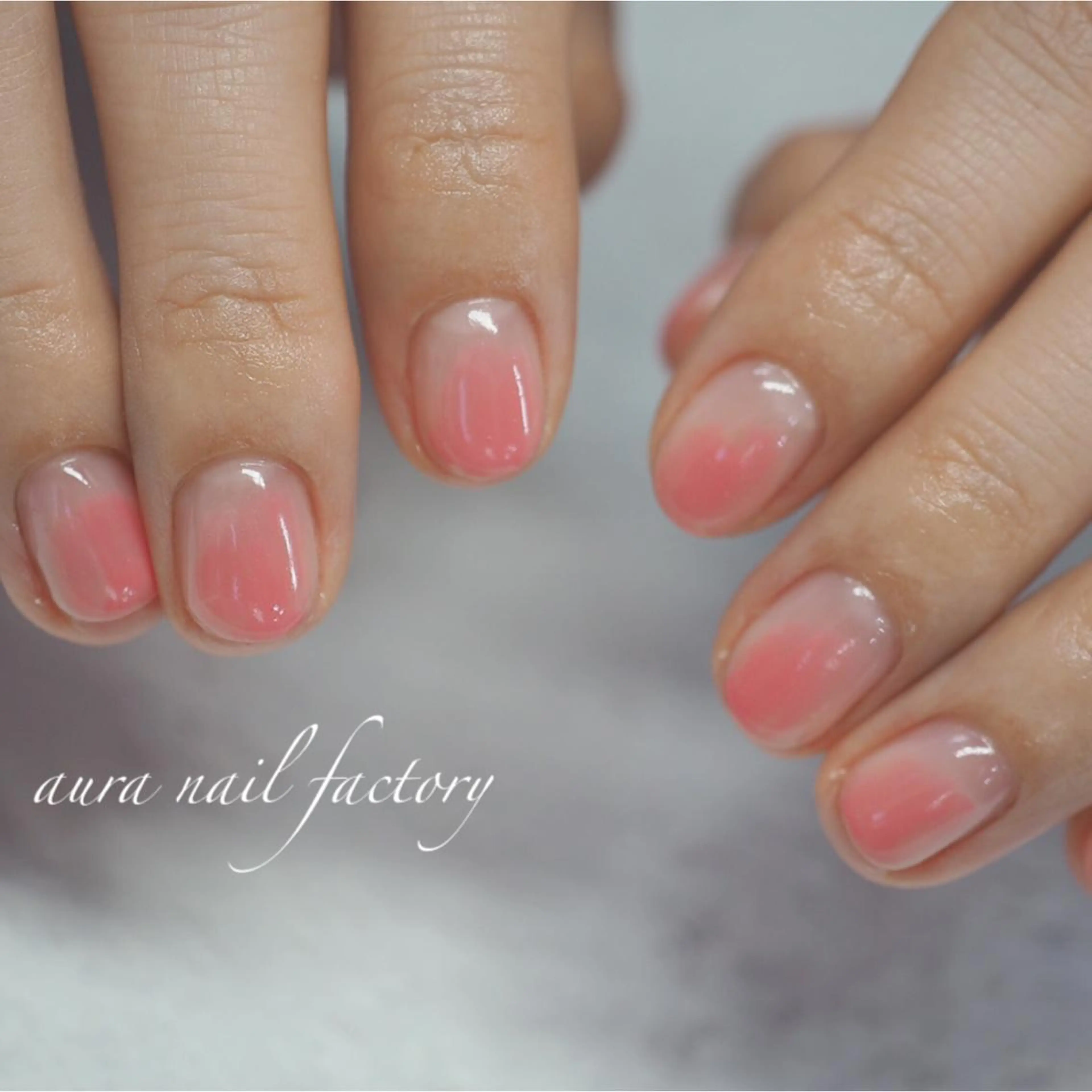 ショート カラー ネイル グラデーションカラー ピンクカラー ジェルネイル グラデーション ニュアンスネイル 赤羽 aura 深爪を断らない✨のネイルデザイン