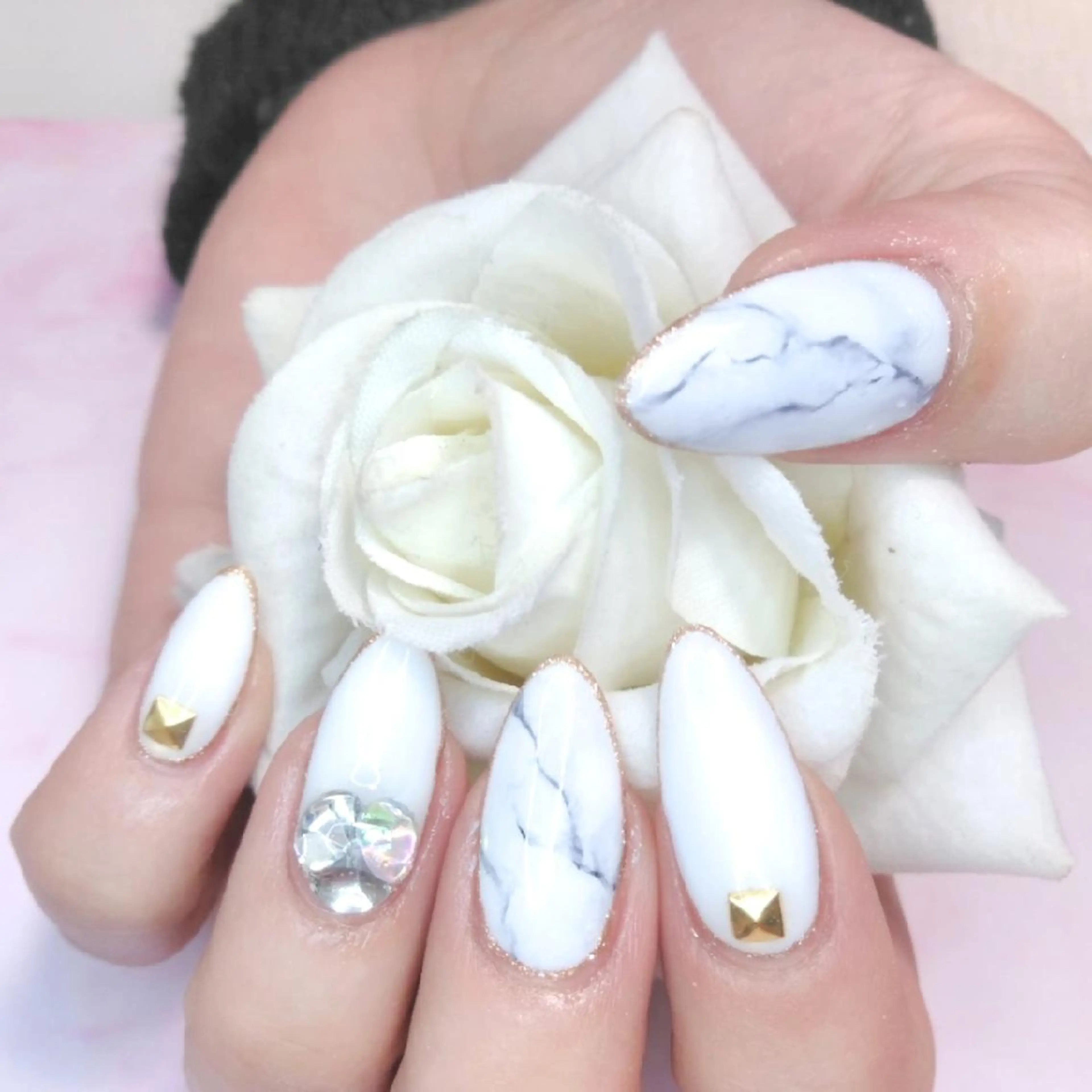 ネイル エステとネイル ローズコンフォートのネイルデザイン