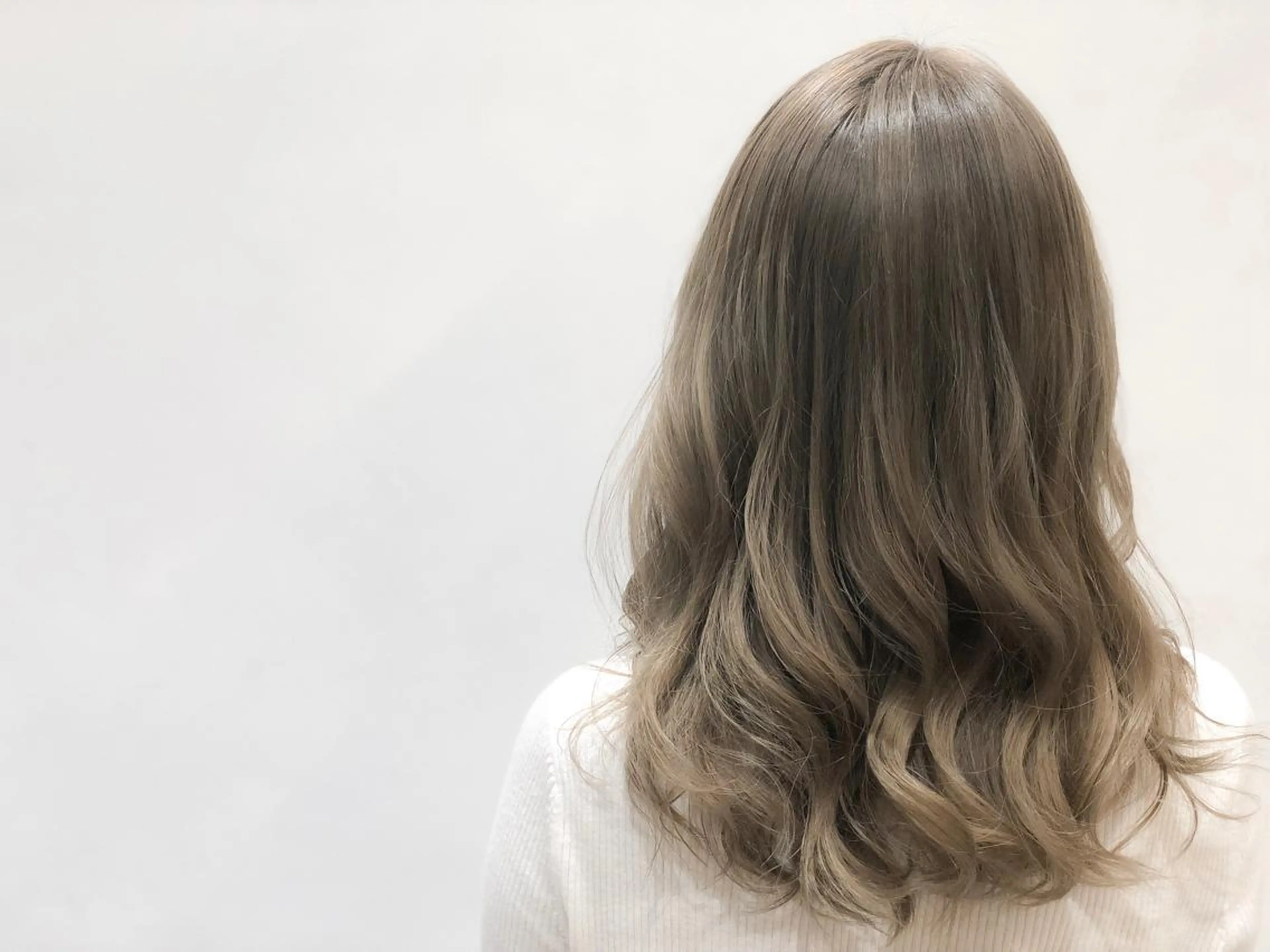 セミロング カラー ヘアアレンジ ベージュカラー ミルクティーベージュ ヘアカラー いしだ みさきのヘアスタイル