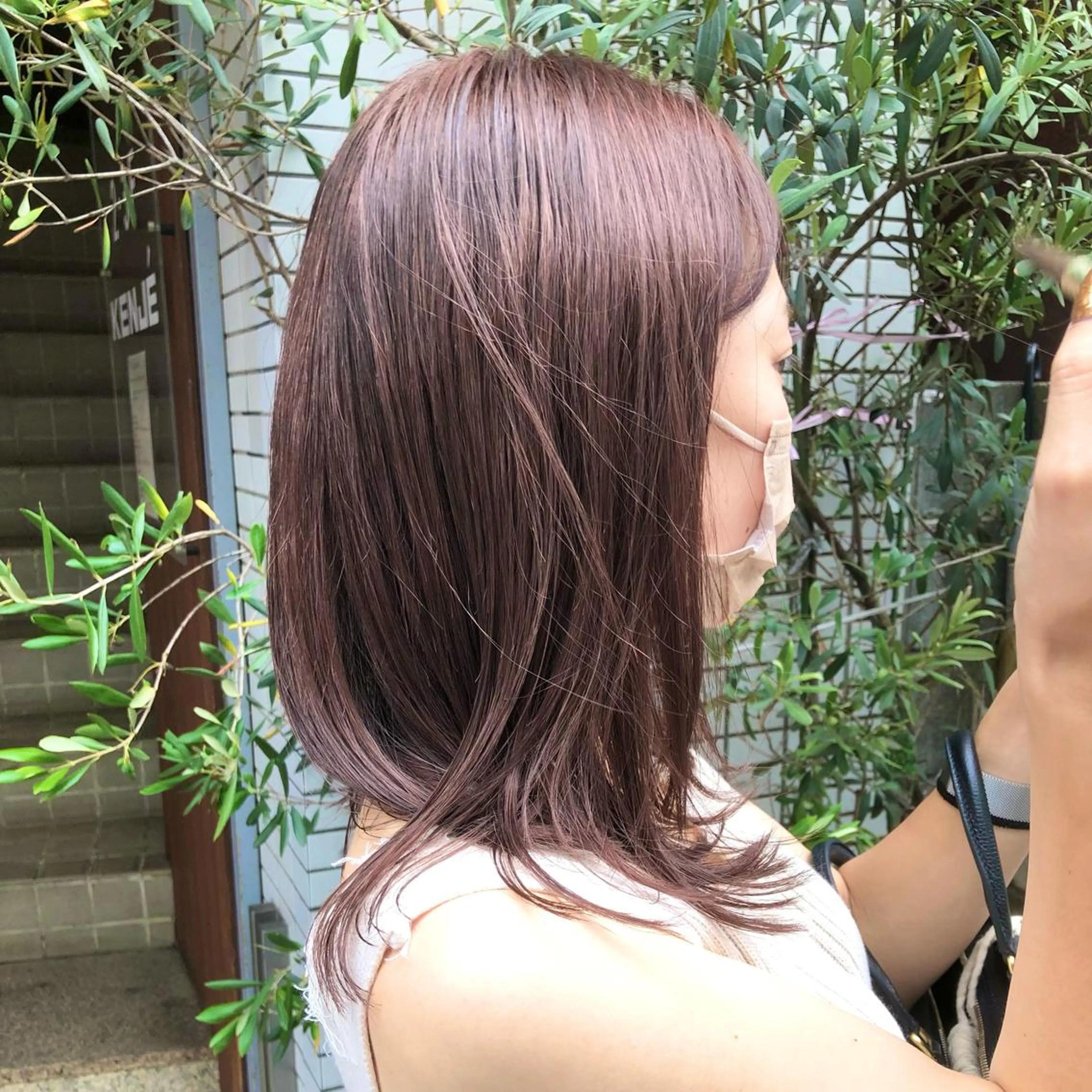 ミディアム カラー ベージュカラー ブリーチ ピンクカラー ピンクベージュ ヘアカラー トリートメント ハイトーン/ブリーチ 似合せカット/パーマのヘアスタイル