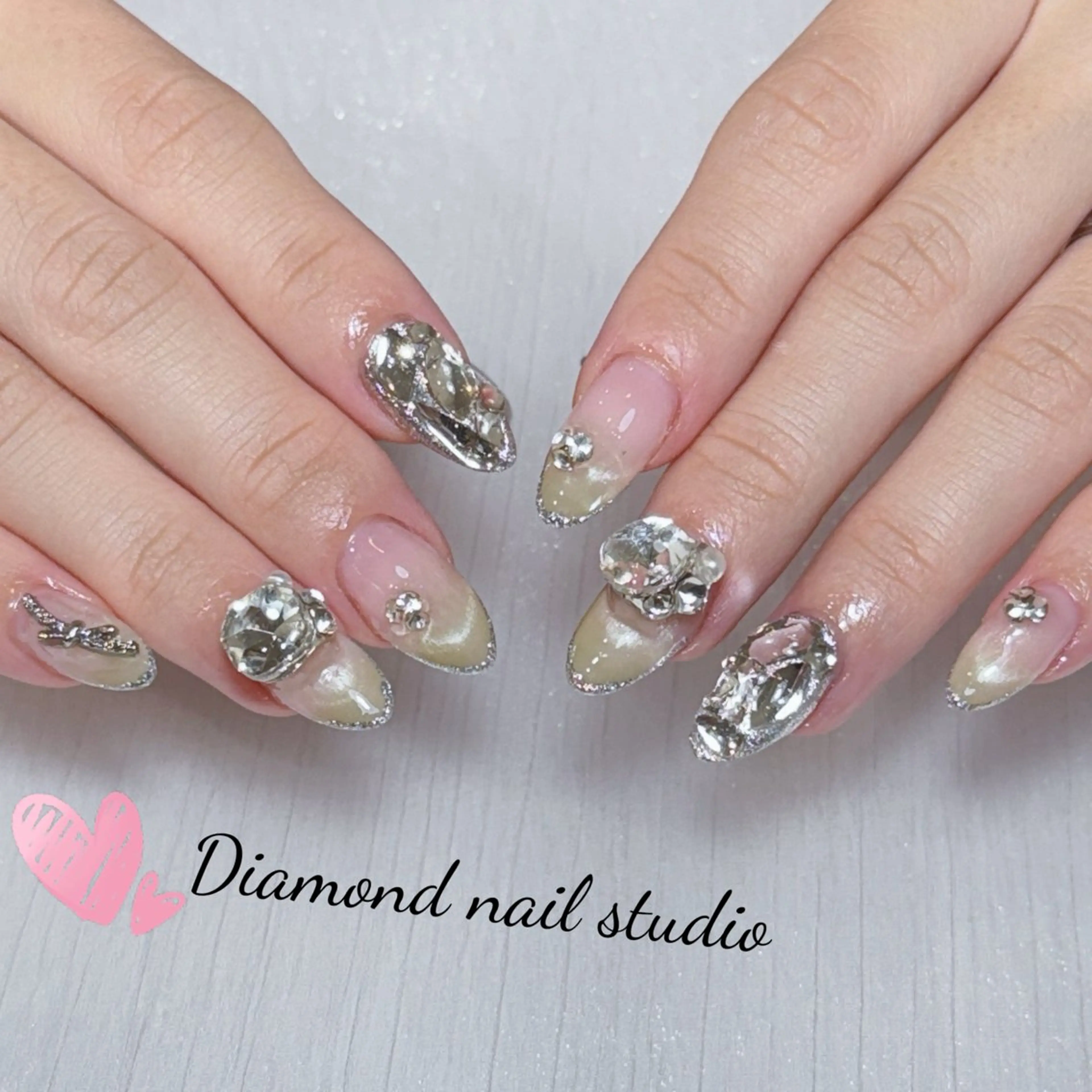 ネイル アートネイル オーロラネイル フラッシュネイル ガーリー キラキラネイル ハンドネイル Una NAILMANAMIのネイルデザイン