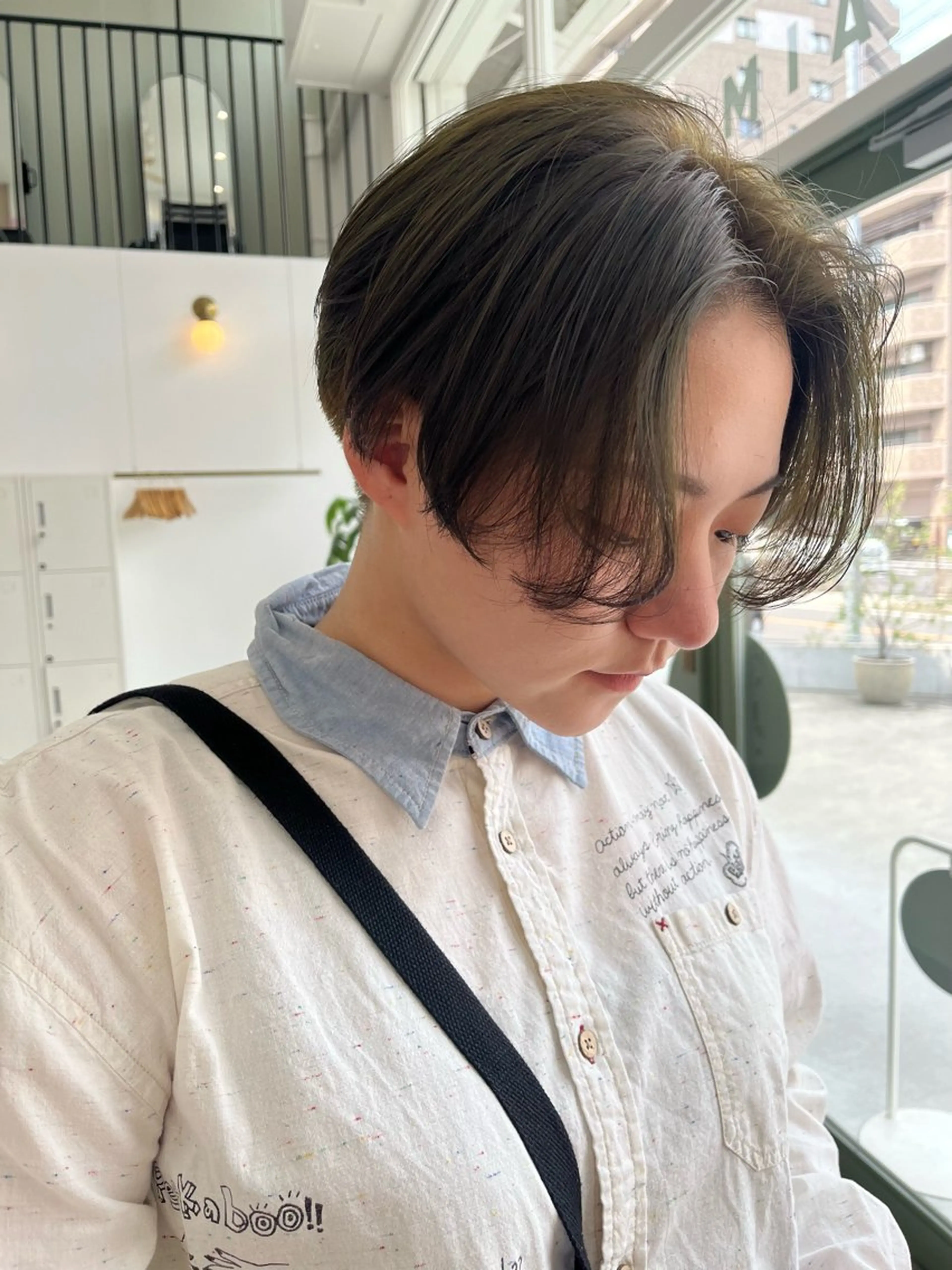 ショート カラー ハンサムショート オリーブカラー ショートヘア 網谷 萌夏のヘアスタイル