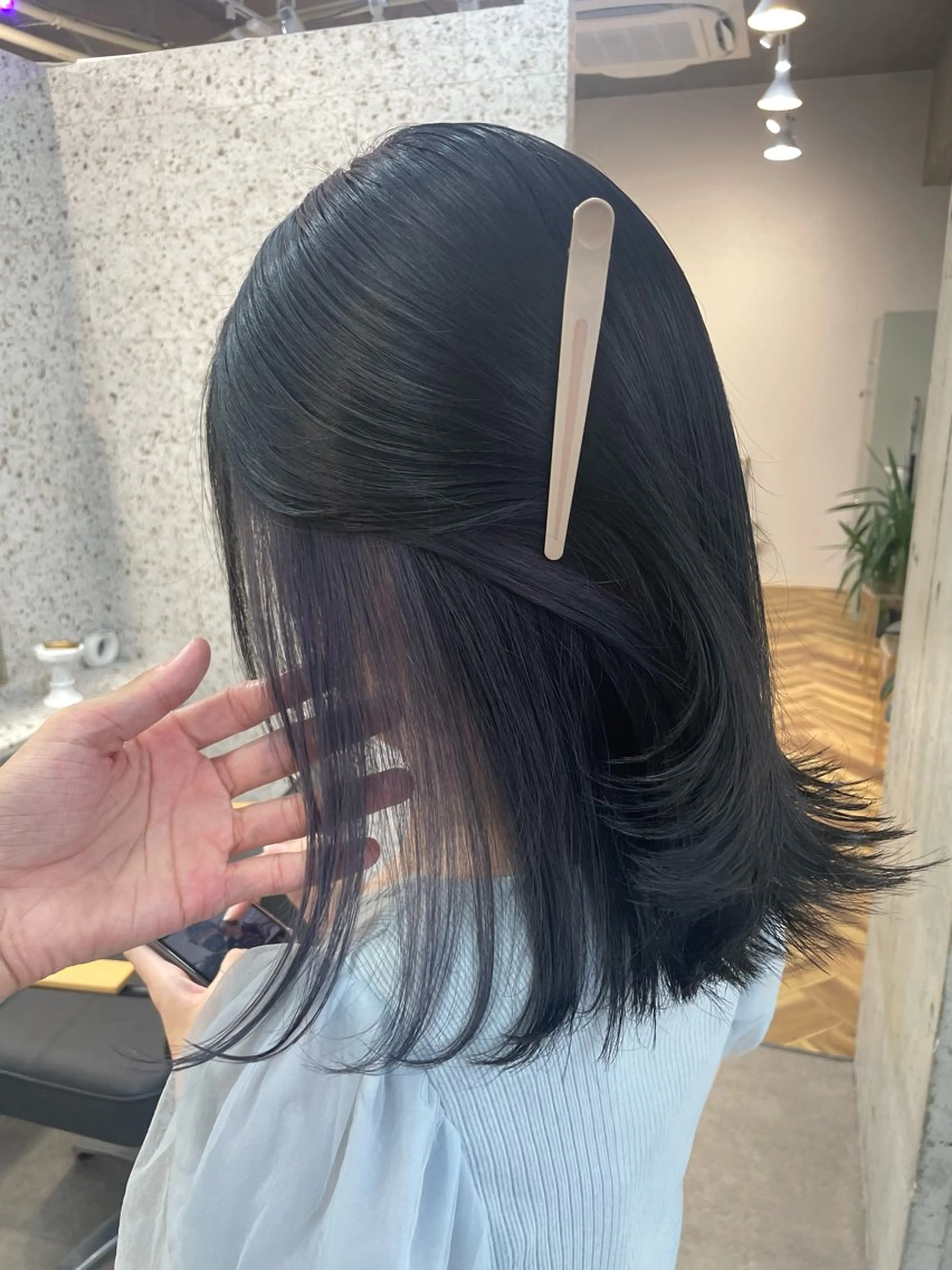 セミロング カラー 黒髪 イヤリングカラー シルバー ヘアカラー SHOTO ハイトー ン/ブロンドカラーのヘアスタイル